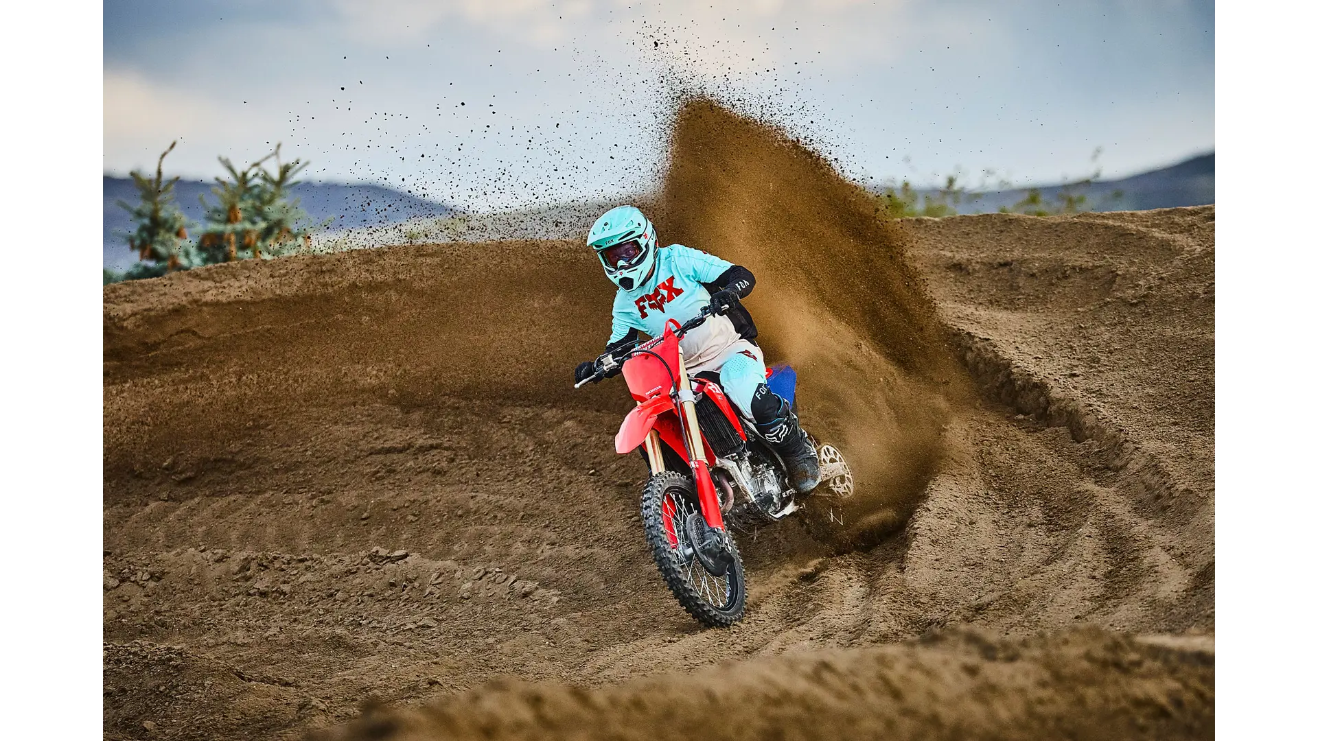 27YM_CRF250R_Location_Extreme_Red_Action_26075.jpg