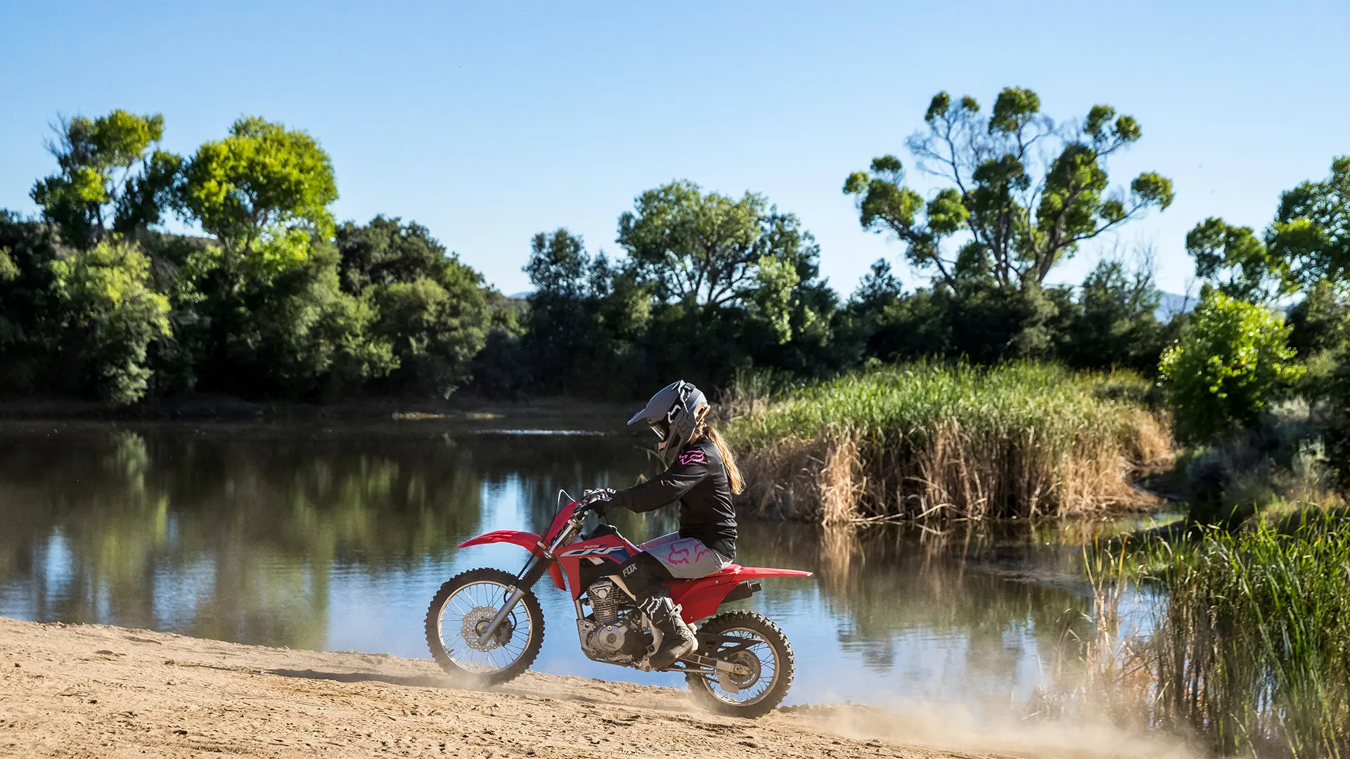 22YM CRF125F EXTREME RED LOCATION 1862.jpg