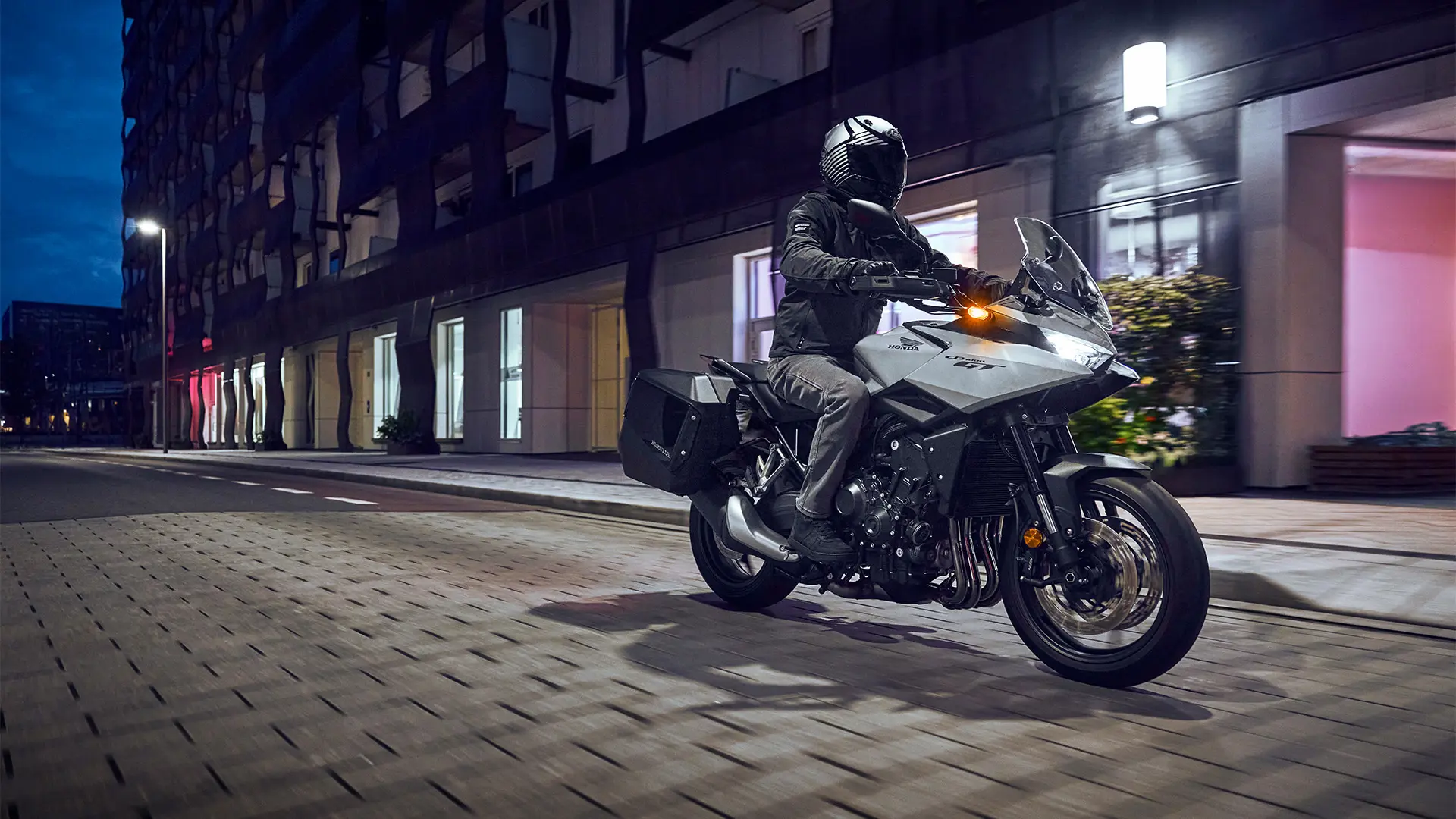 26YM CB1000GT LOCATION PEARL DEEP MUD GRAY ACTION 01 0284.jpg
