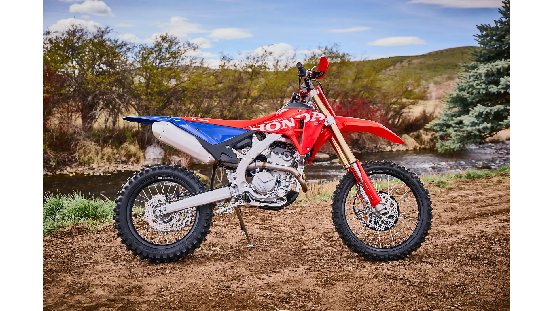 27YM_CRF250RX_Location_Extreme_Red_Static_00044.jpg