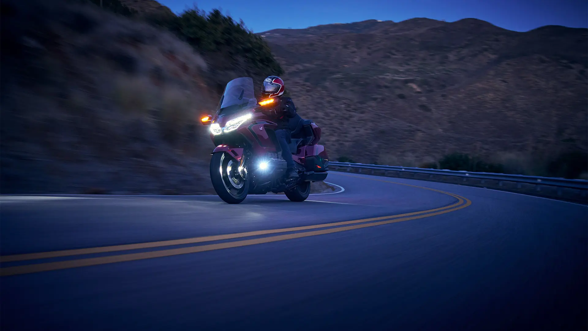 25YM GL1800 Gold Wing Tour Location Action 4897.jpg