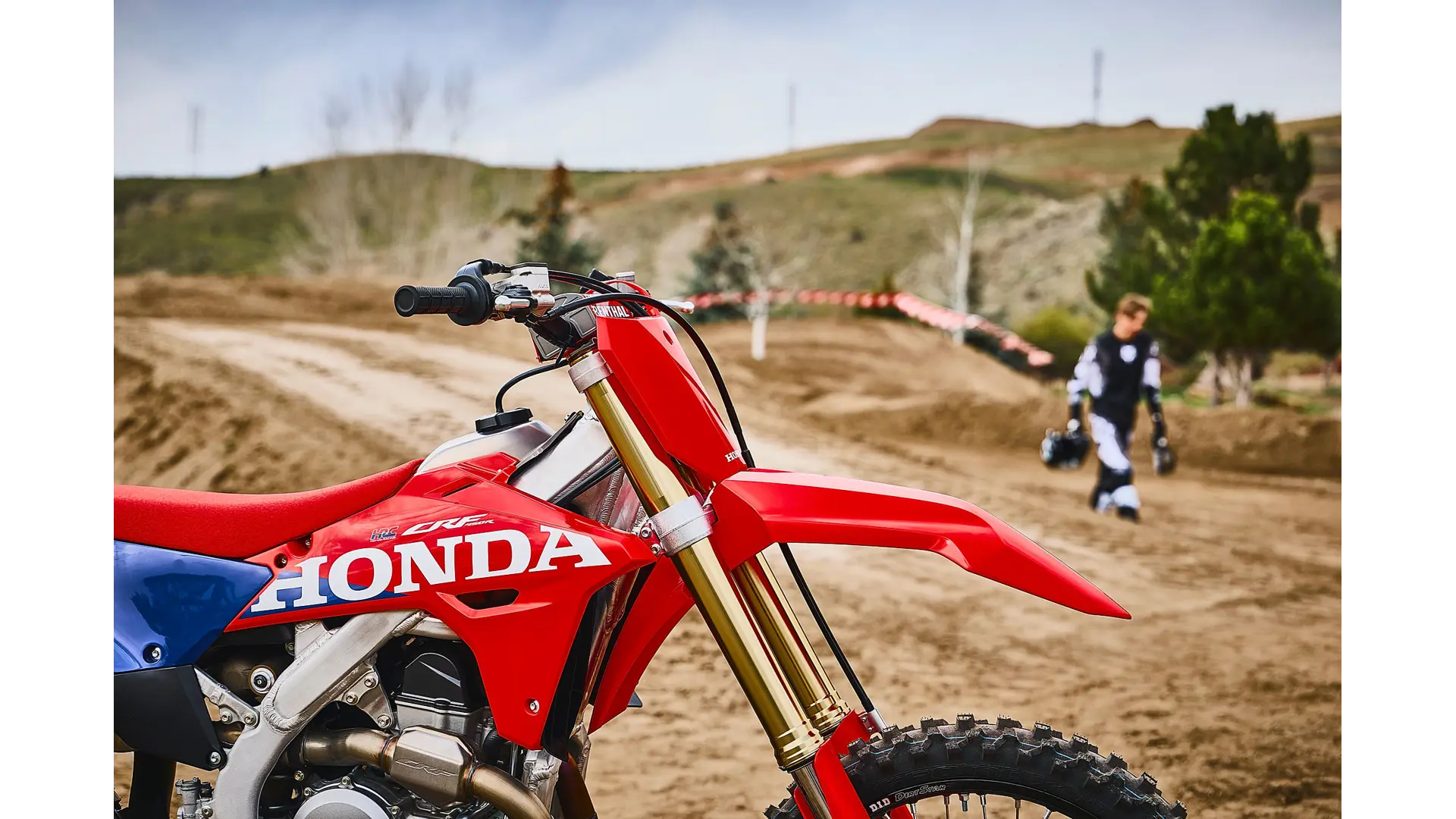 27YM_CRF450R_Location_Extreme_Red_Lifestyle_01940.jpg