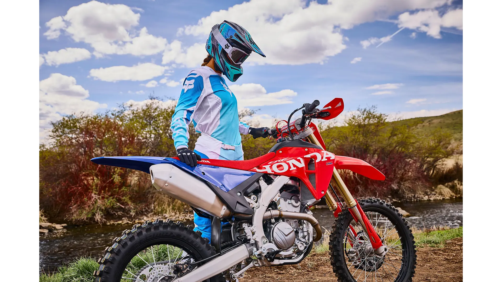 27YM_CRF250RX_Location_Extreme_Red_Lifestyle_01447.jpg