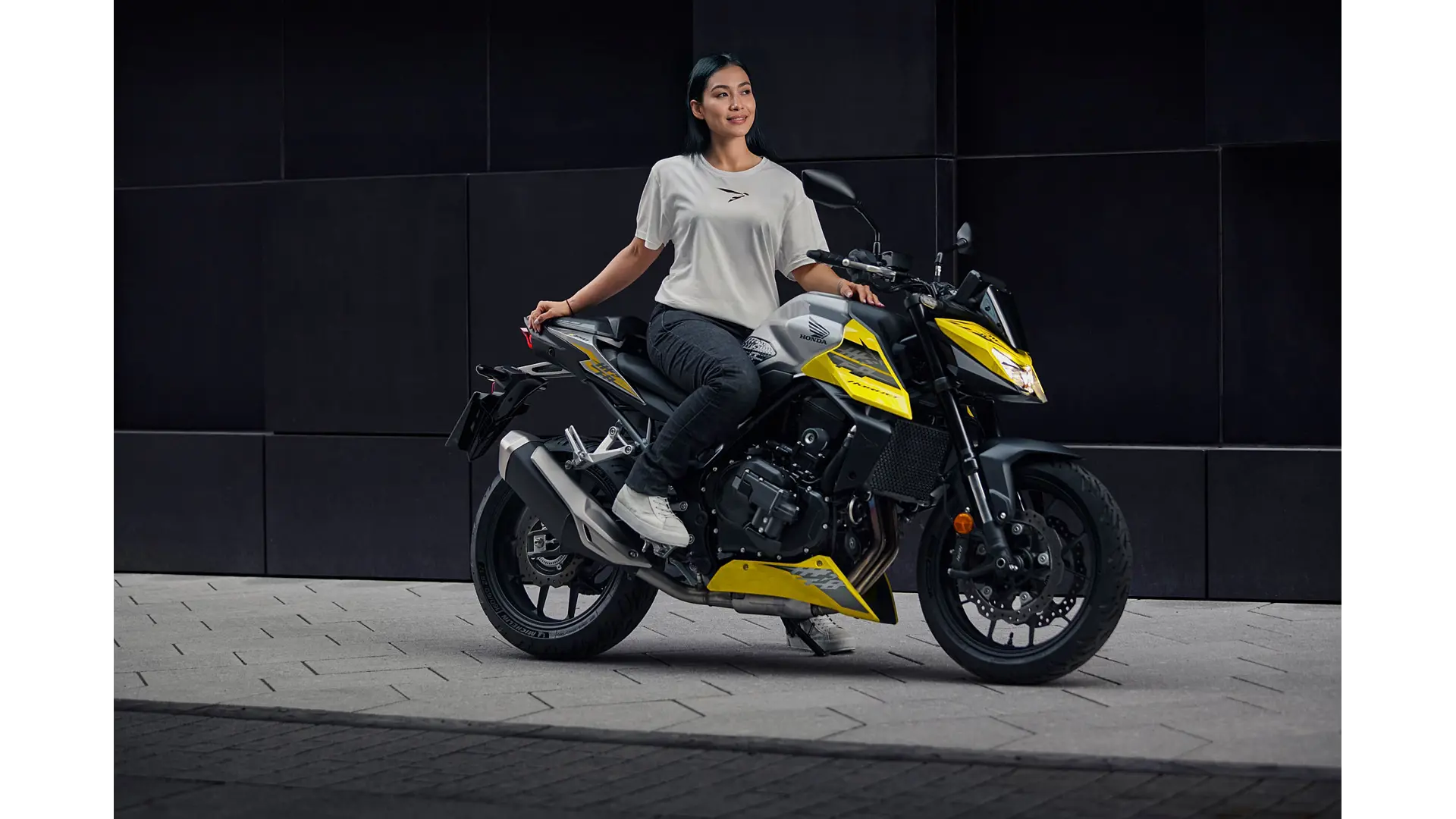 26YM_CB750_Hornet_Location_Lifestyle_01_0598.jpg