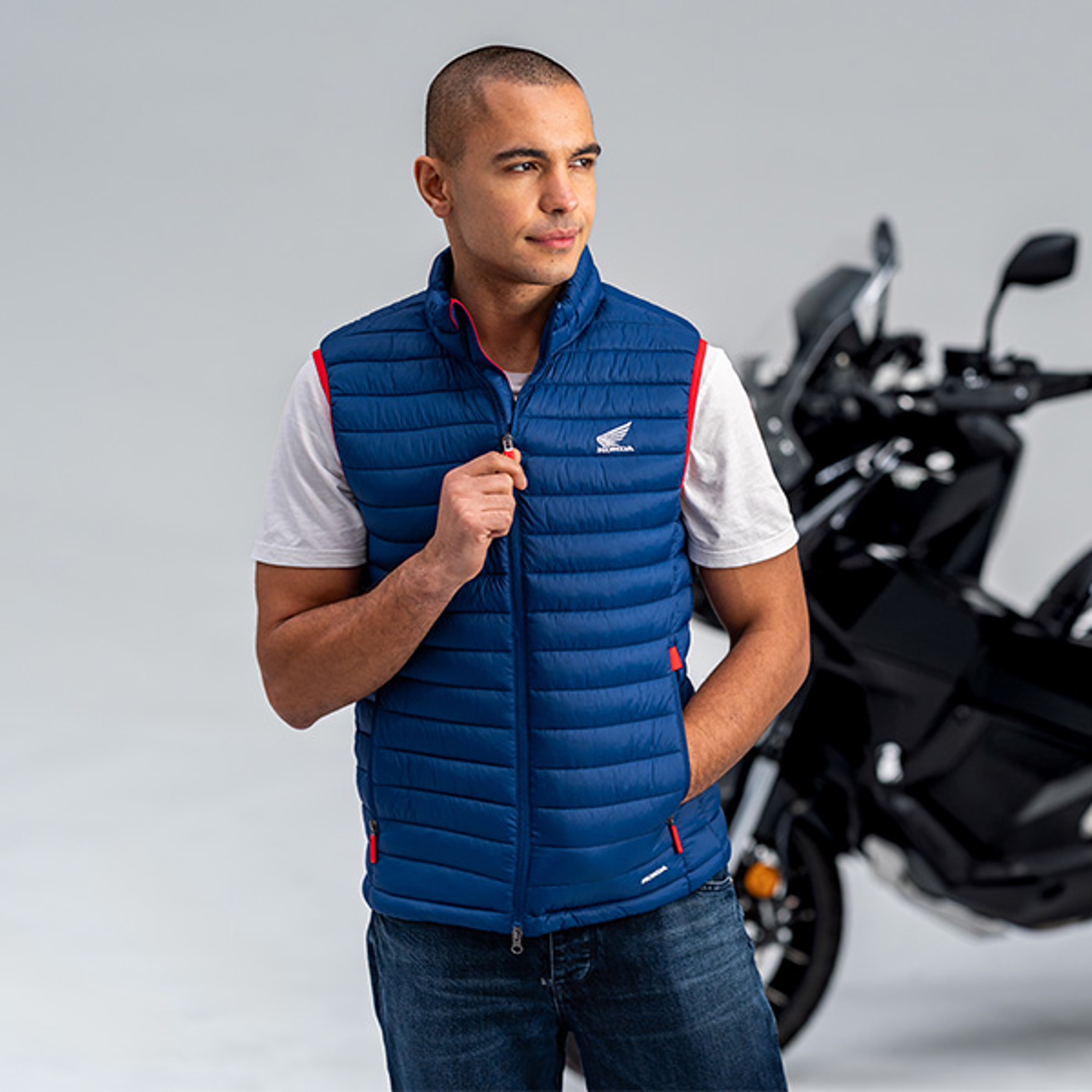 26YM Apparel Location Wing 08AUD SVE 001M Silent Vest.jpg