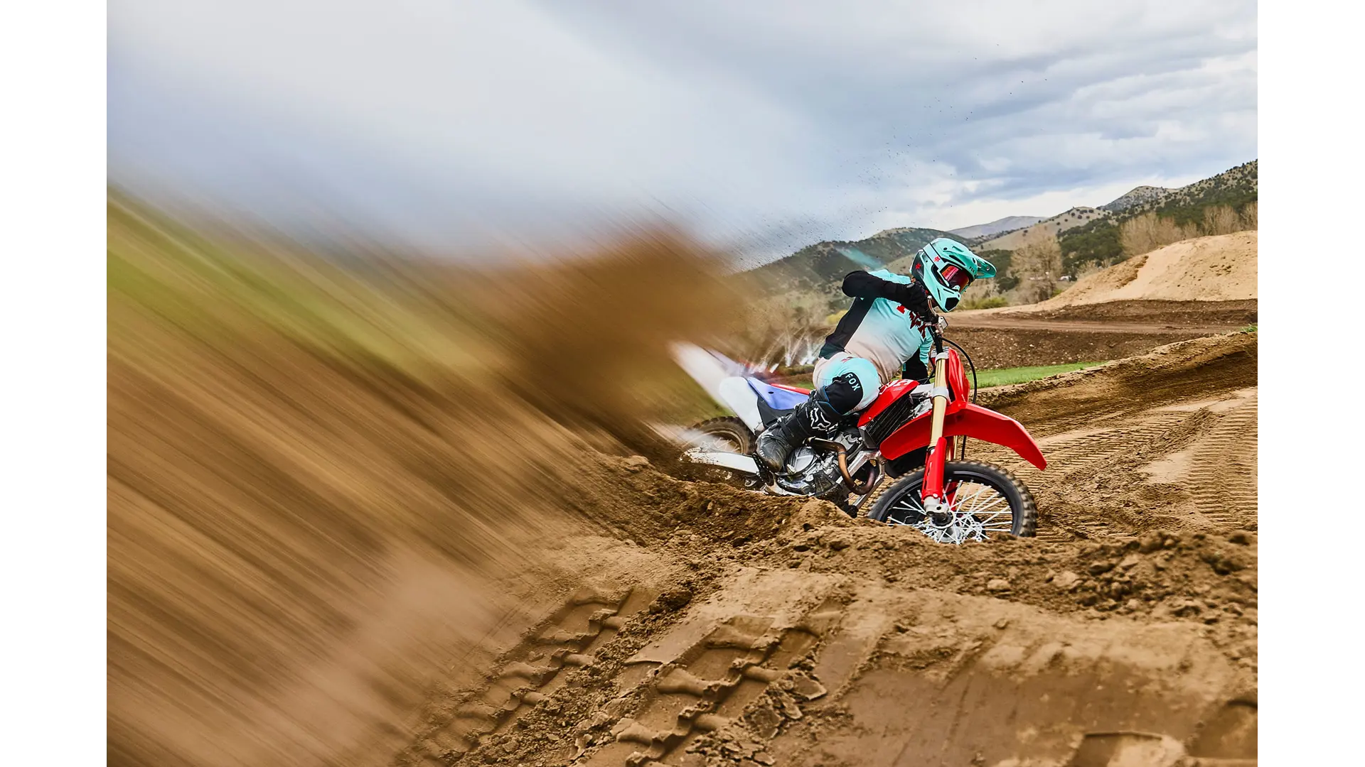 27YM_CRF250R_Location_Extreme_Red_Action_34960.jpg