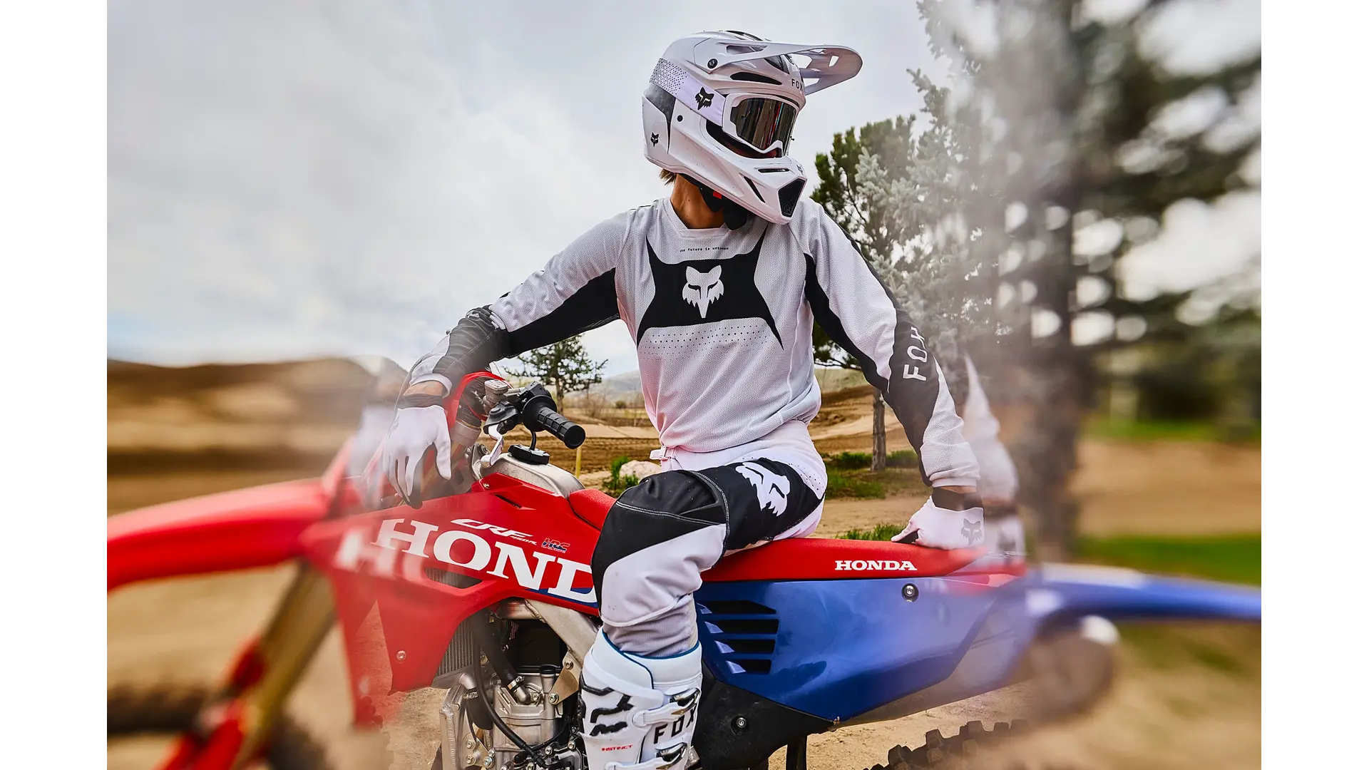 27YM_CRF450R_Location_Extreme_Red_Lifestyle_38141.jpg