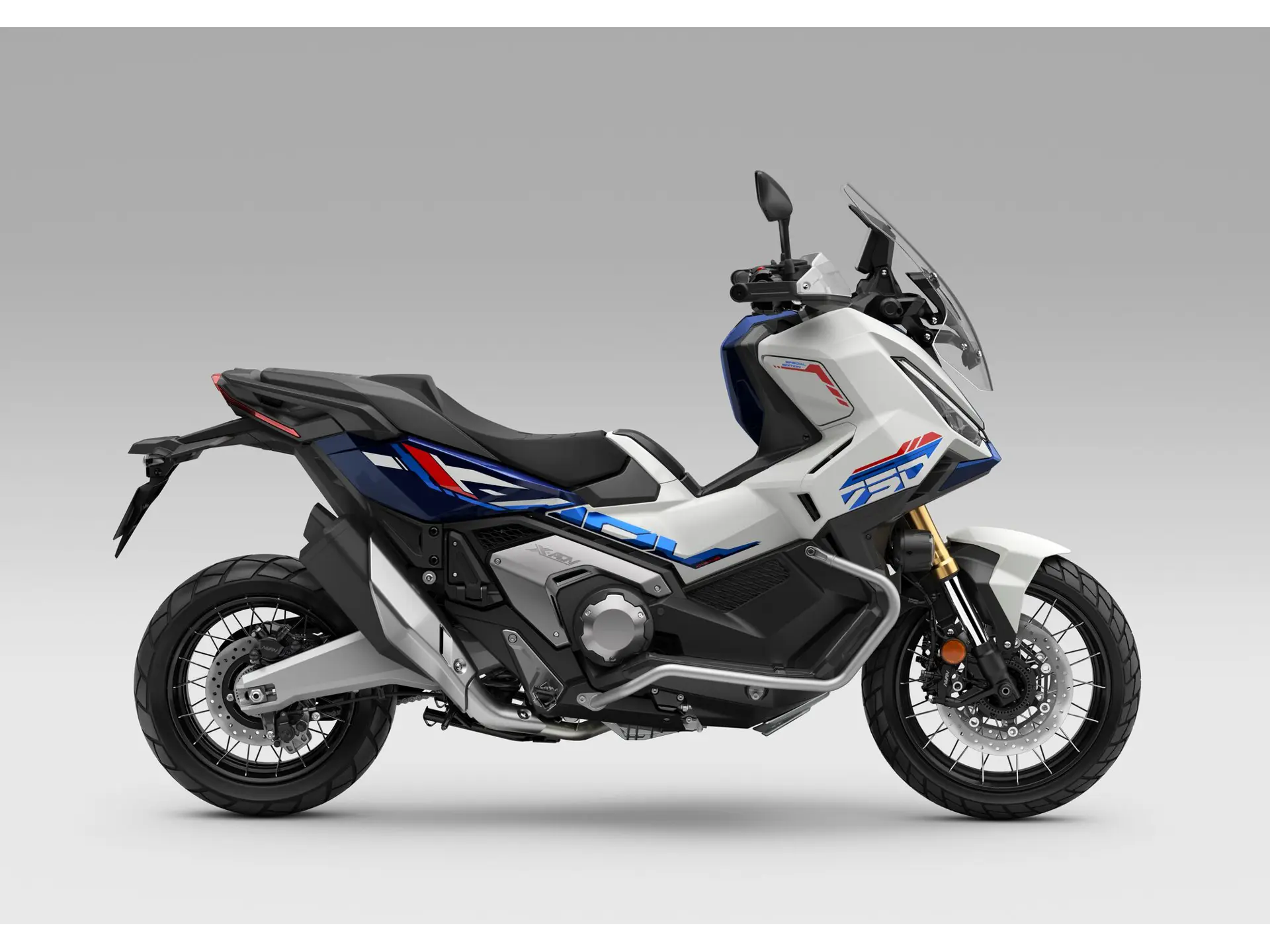 26YM_X-ADV_SE_NH-B54P_MAT_PEARL_GLARE_WHITE_AdventurePack_LHS.jpg