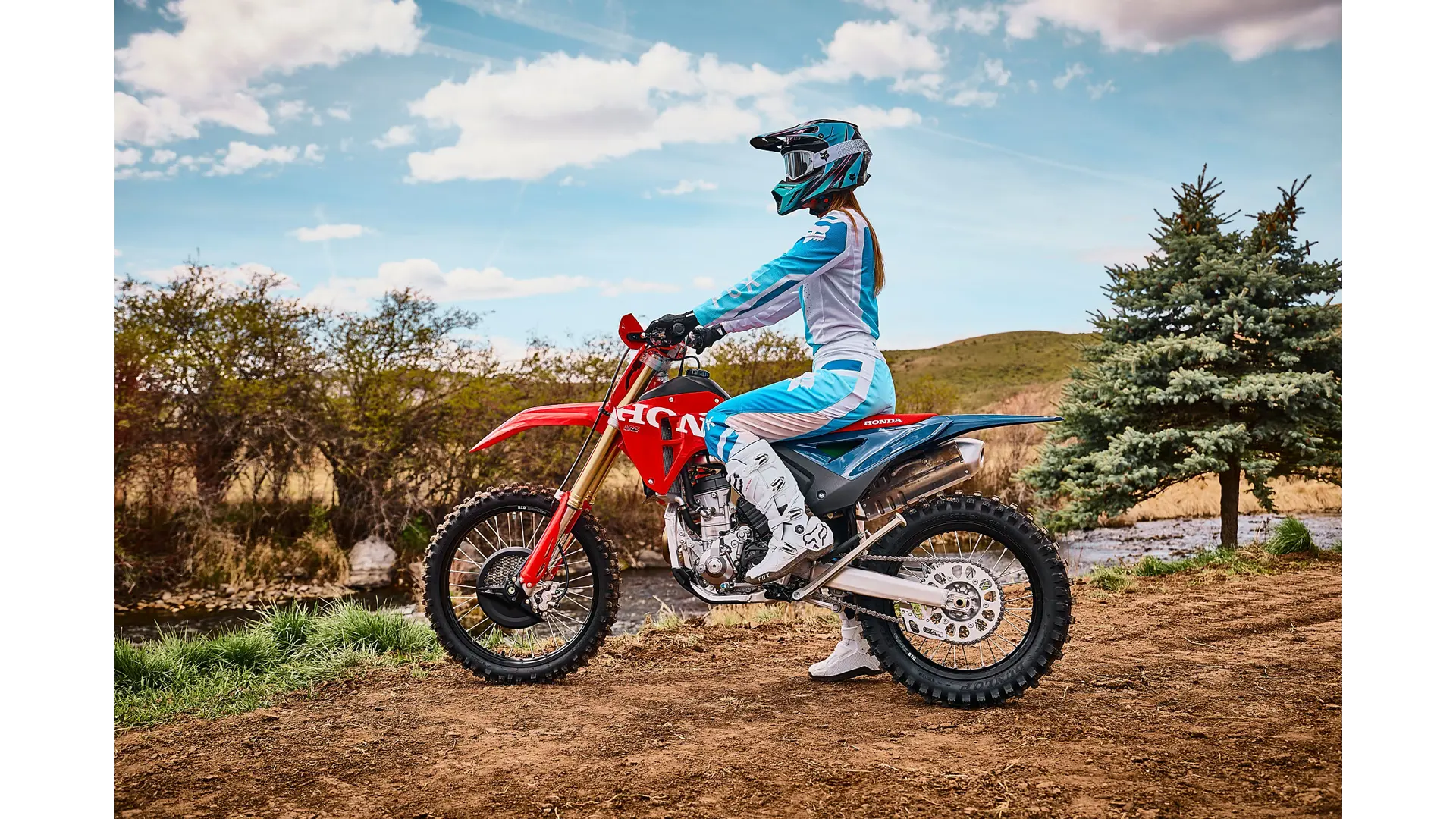 27YM_CRF250RX_Location_Extreme_Red_Lifestyle_02217.jpg