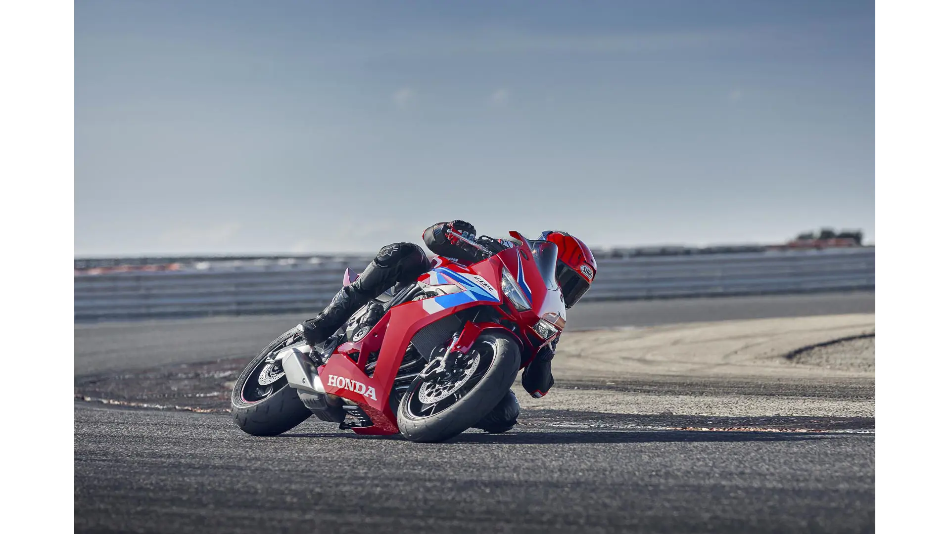 24YM CBR650R EC LOCATION Action 02 0814 V2.jpg
