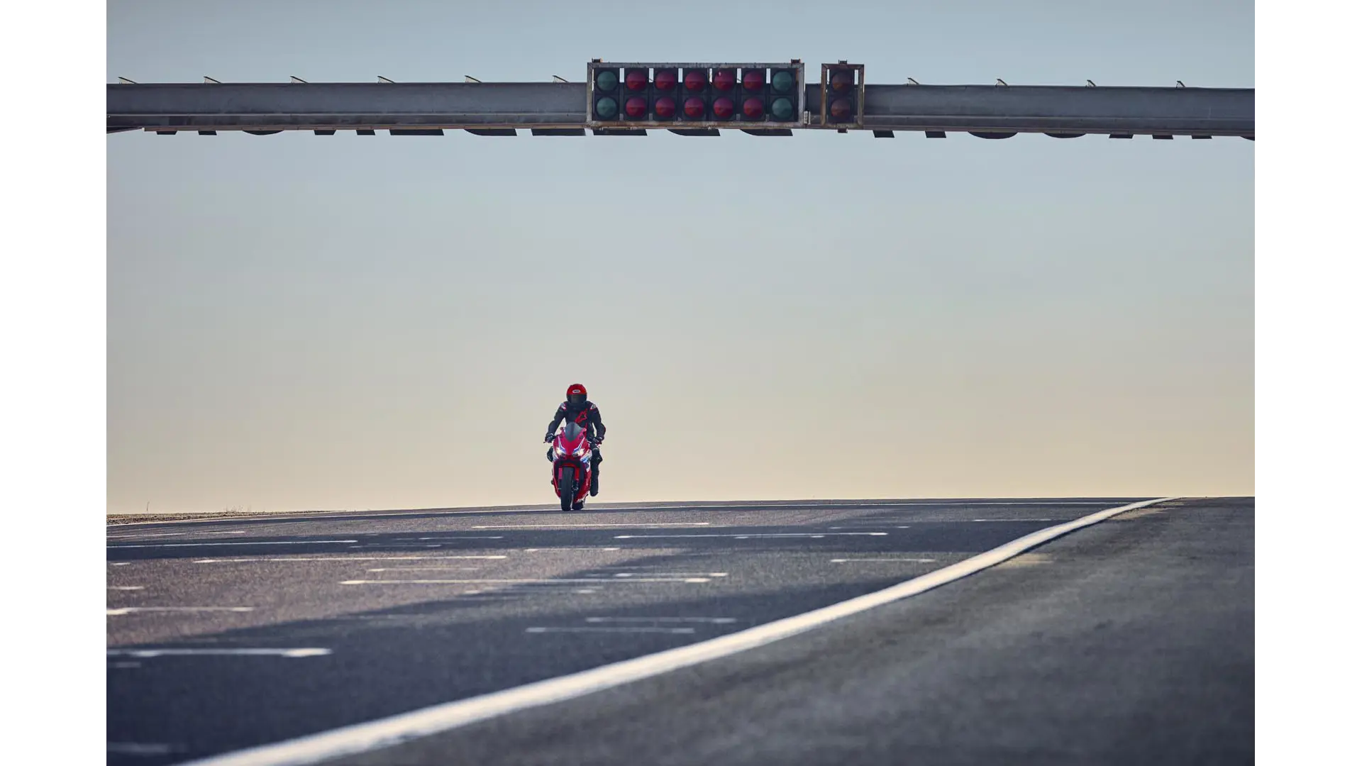 24YM CBR650R EC LOCATION Action 02 1789.jpg