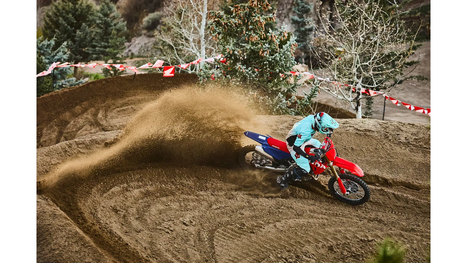 27YM_CRF250R_Location_Extreme_Red_Action_26045.jpg