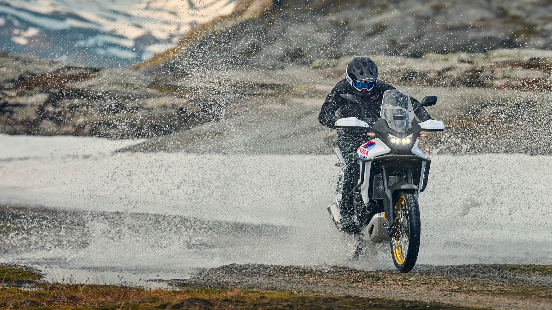 26YM XL750 Transalp Location Action 02 0784.jpg
