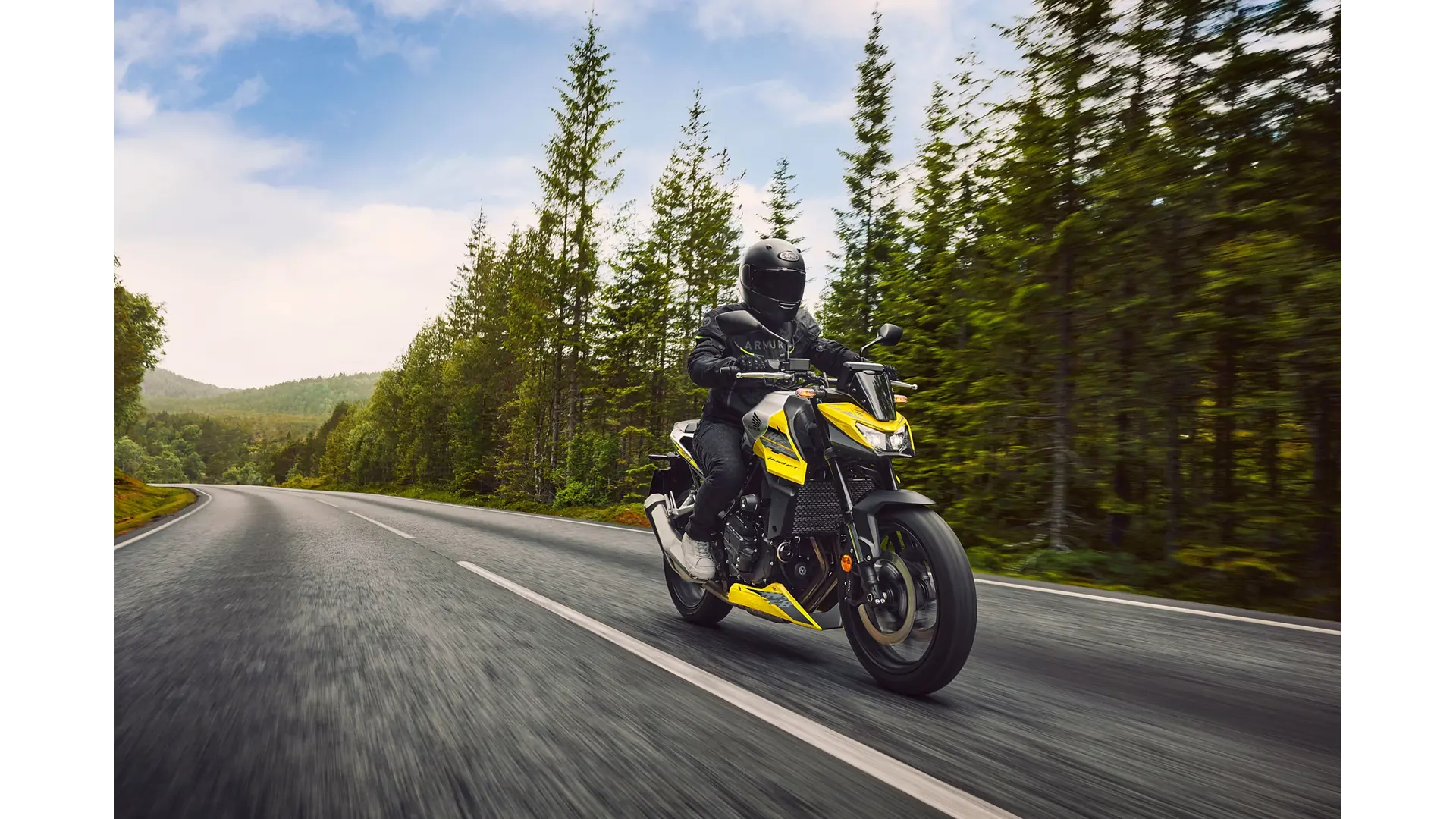 26YM_CB750_Hornet_Location_Action_01_0100.jpg