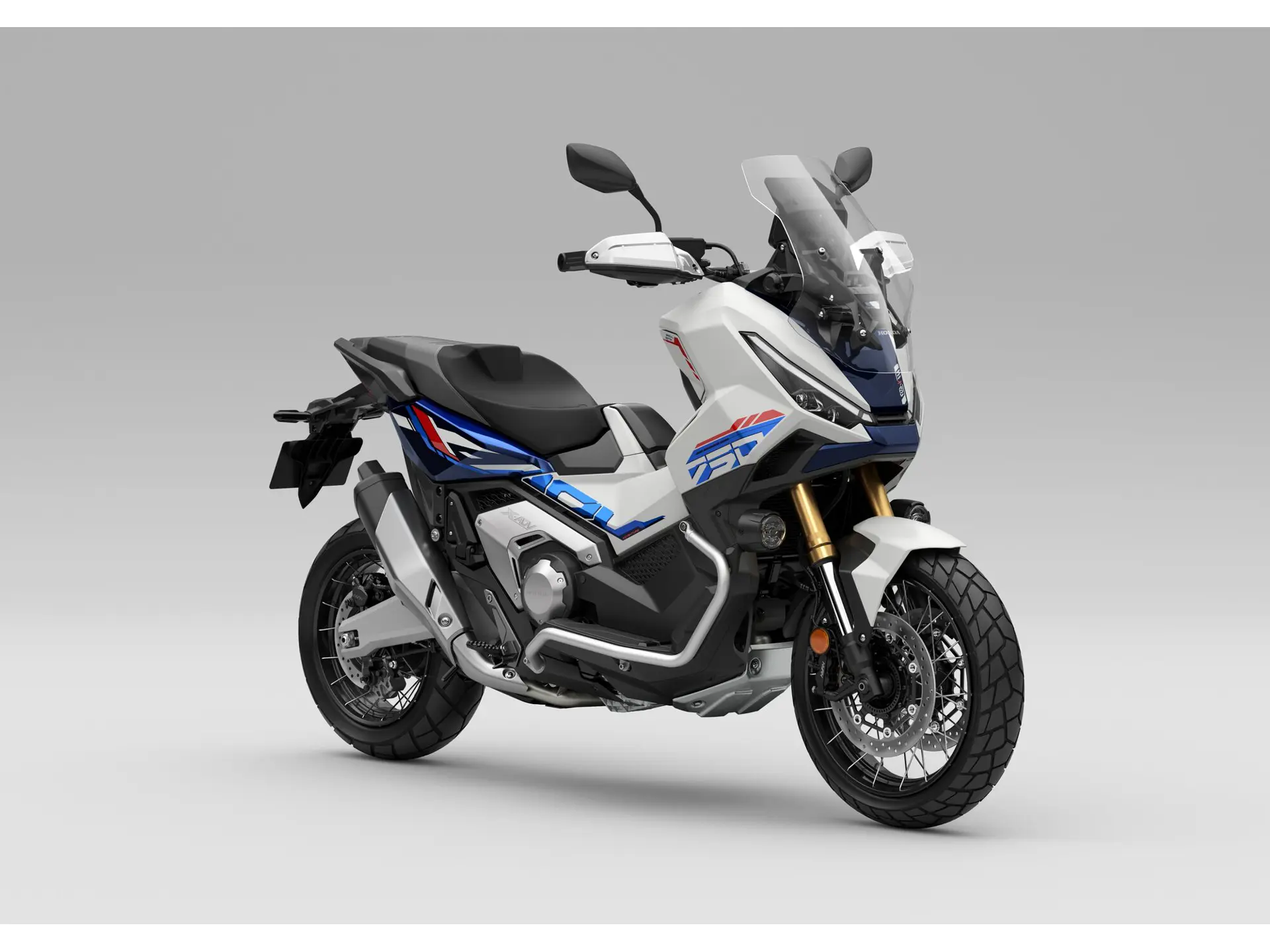 26YM_X-ADV_SE_NH-B54P_MAT_PEARL_GLARE_WHITE_AdventurePack_LFQ.jpg