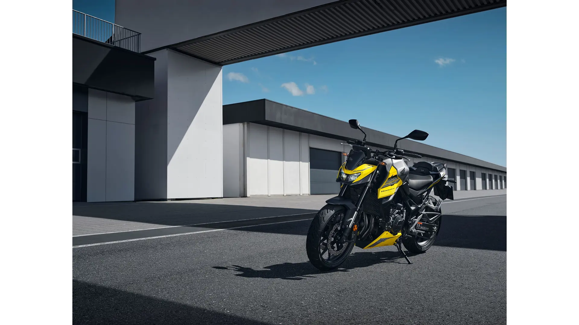 26YM_CB750_Hornet_Location_Static_05_0082.jpg