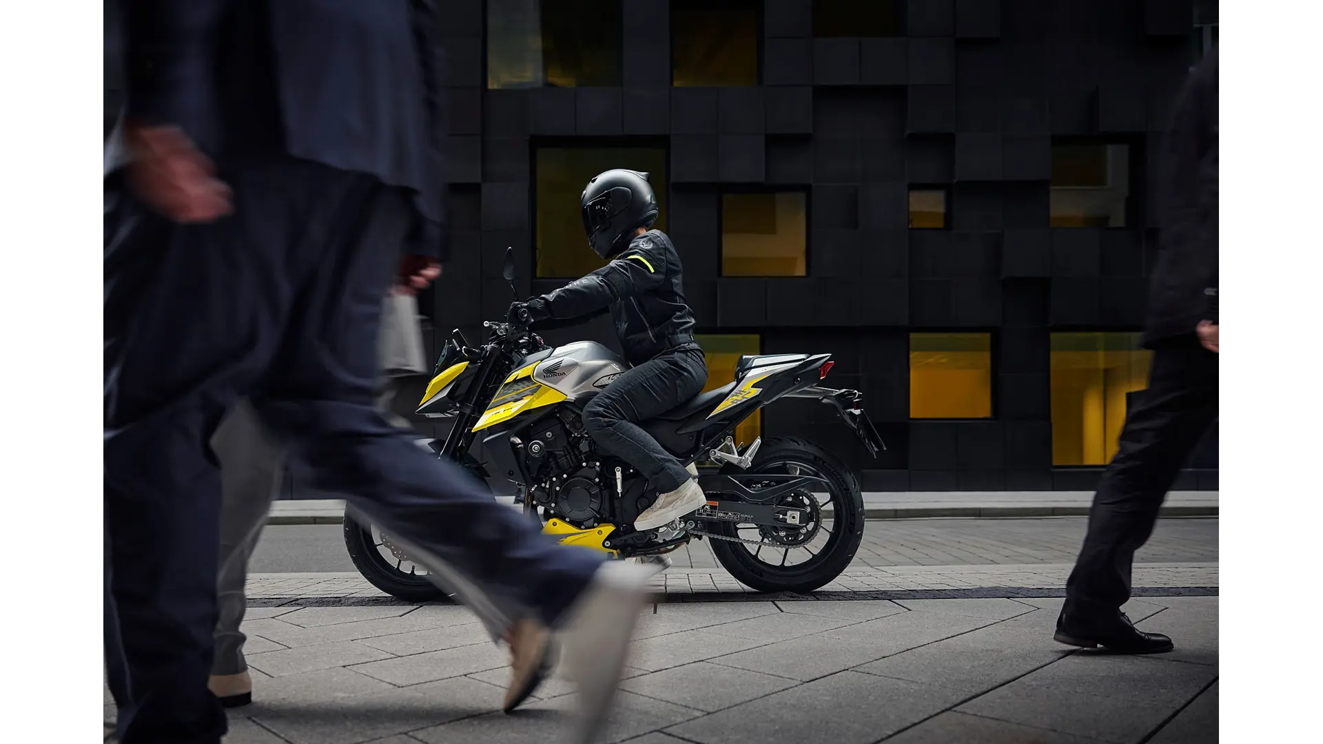 26YM_CB750_Hornet_Location_Lifestyle_01_0874.jpg