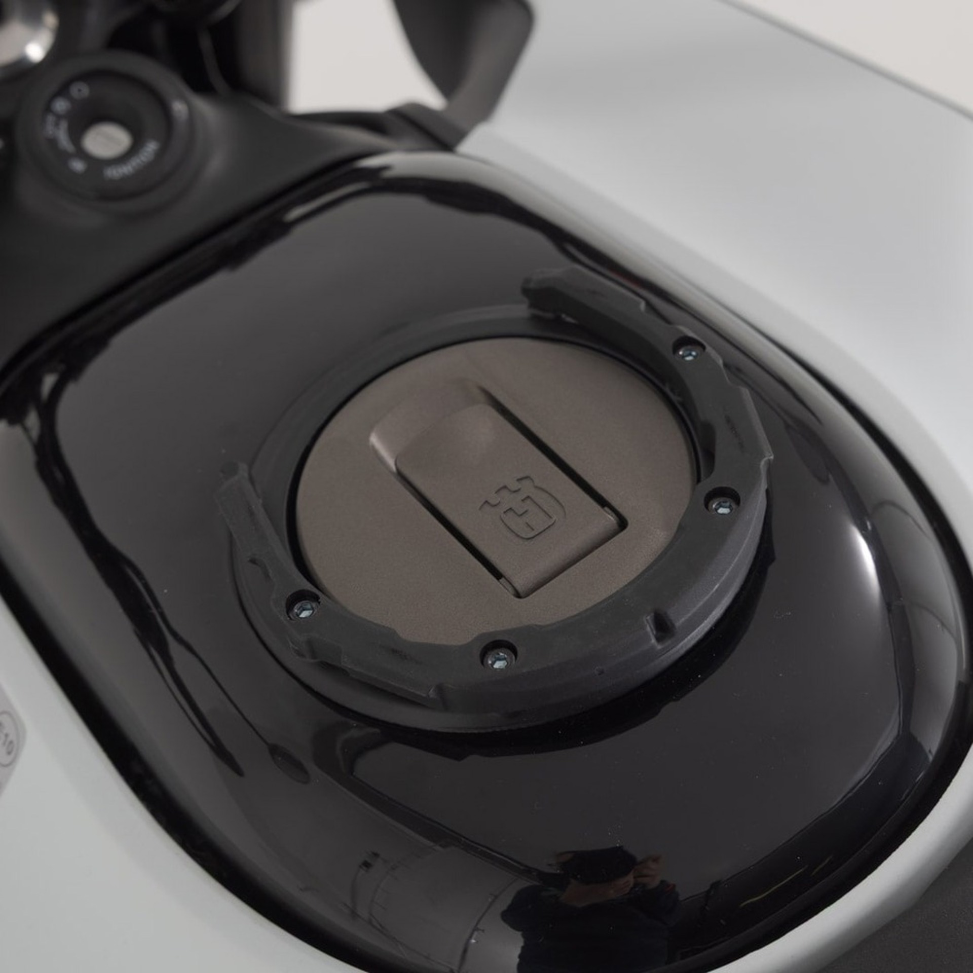 SW-MOTECH-107368-v17-1.jpg