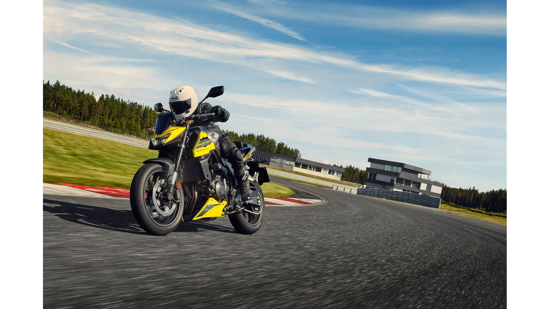 26YM_CB750_Hornet_Location_Action_05_0432.jpg