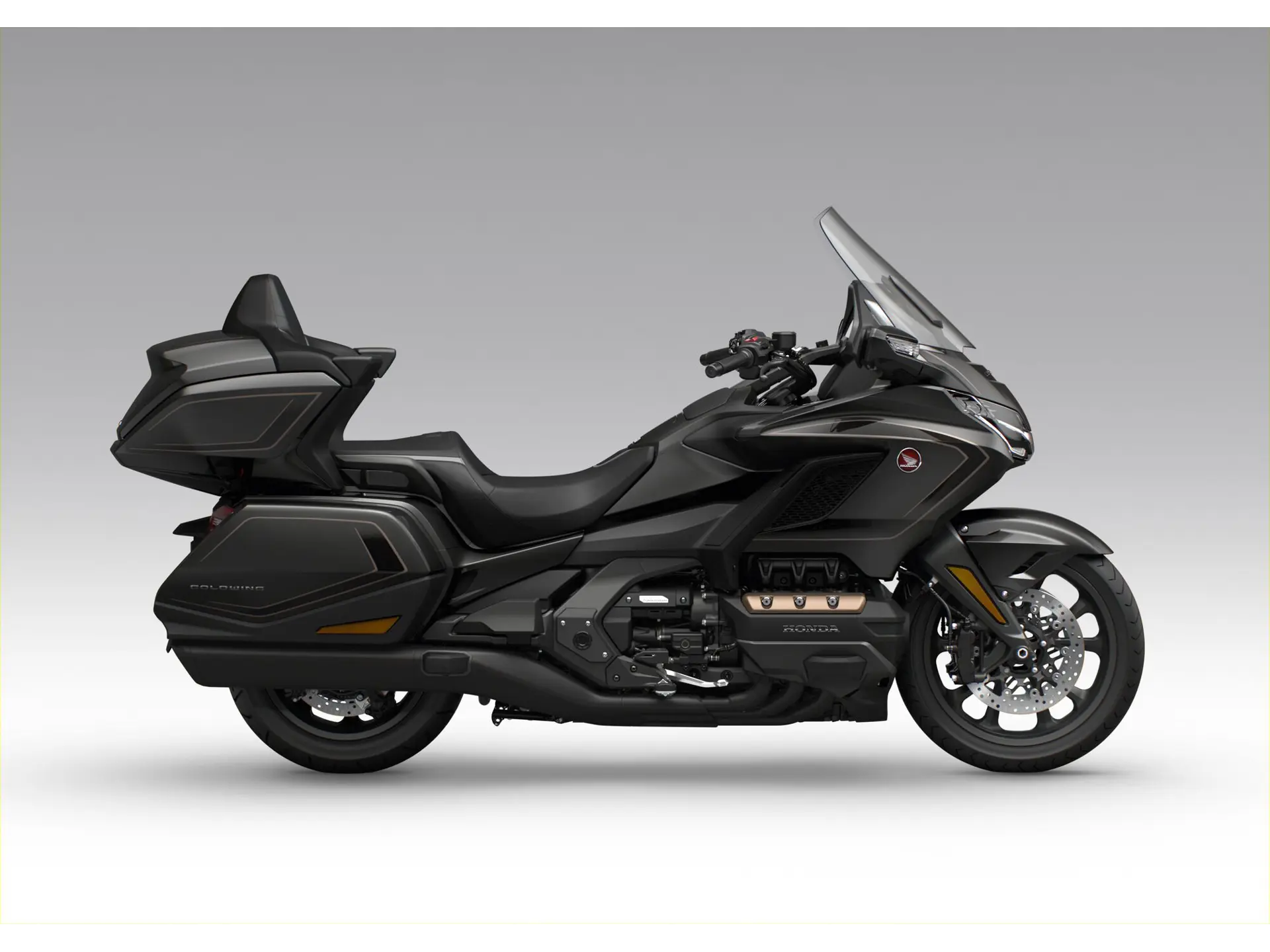 26YM_Goldwing_Tour_DCTAirBag_NH-C52M_Gunmetal_Black_Metallic_Black_Trim_Brown_Head_RHS.jpg