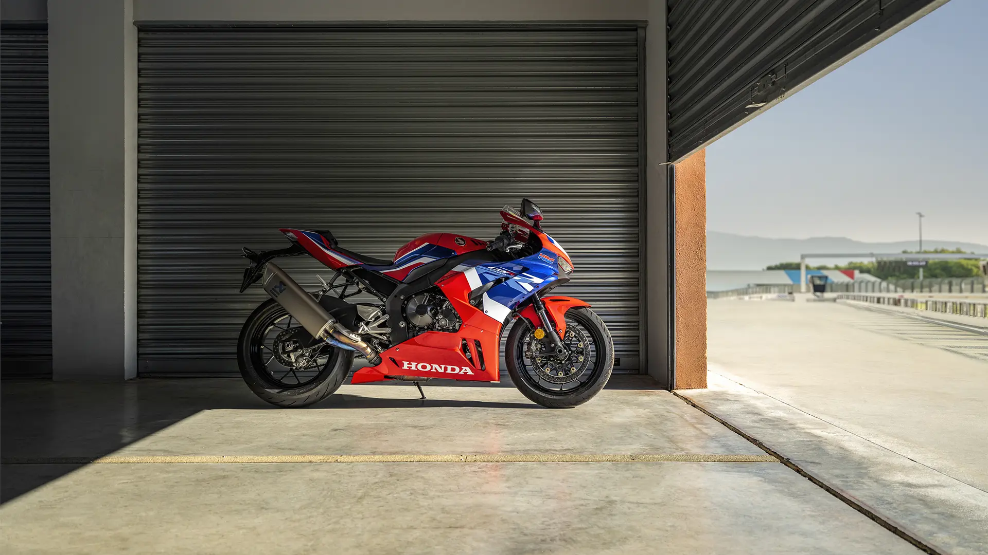 22Ym Cbr1000rr R Grandprixred R380 Location 4808.jpg