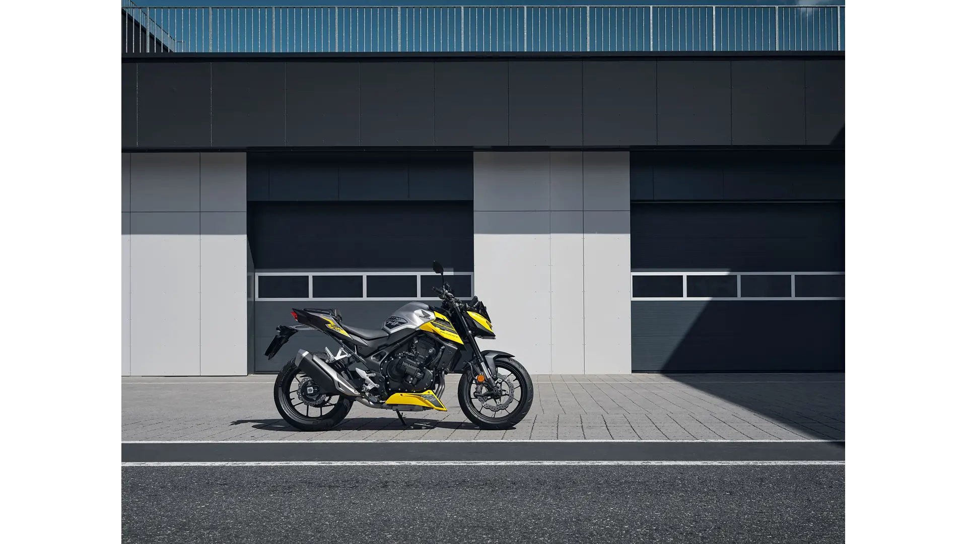 26YM_CB750_Hornet_Location_Static_05_0057.jpg