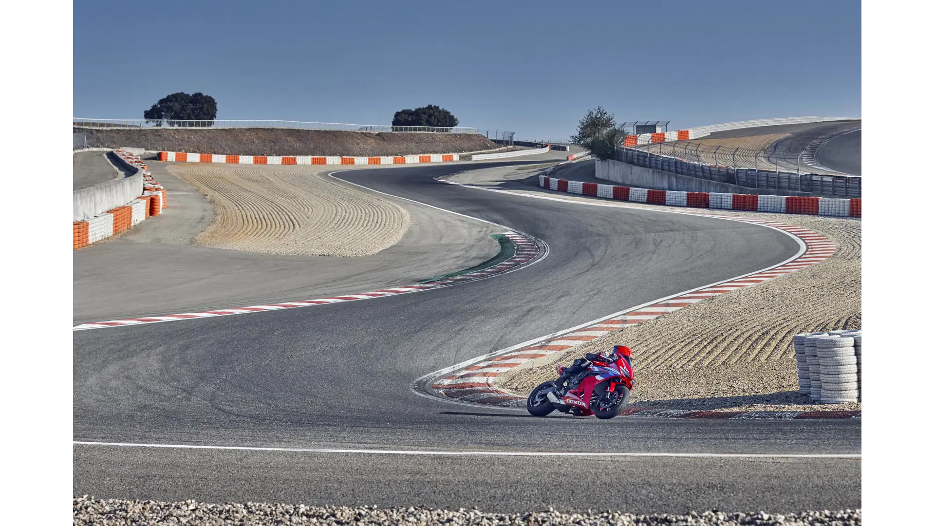 24YM CBR650R EC LOCATION Action 02 1599.jpg