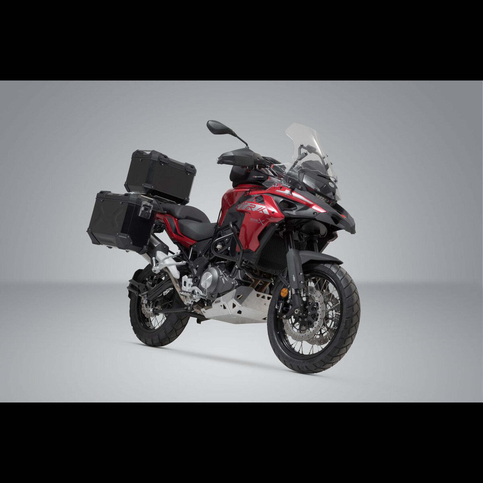 ADV.19.806.75000B 1.jpg