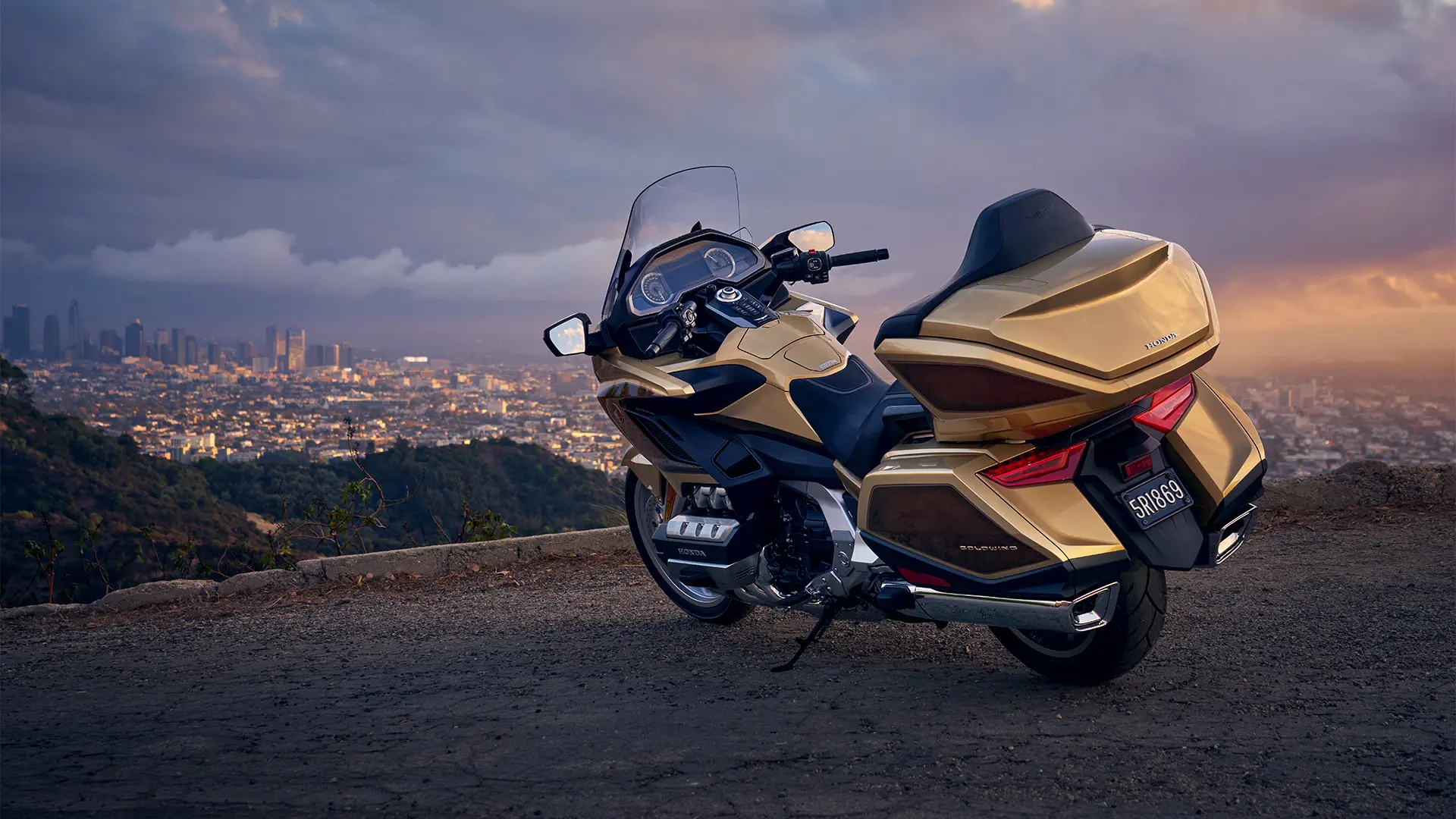 25YM GL1800 Gold Wing Tour Location Static 9206.jpg