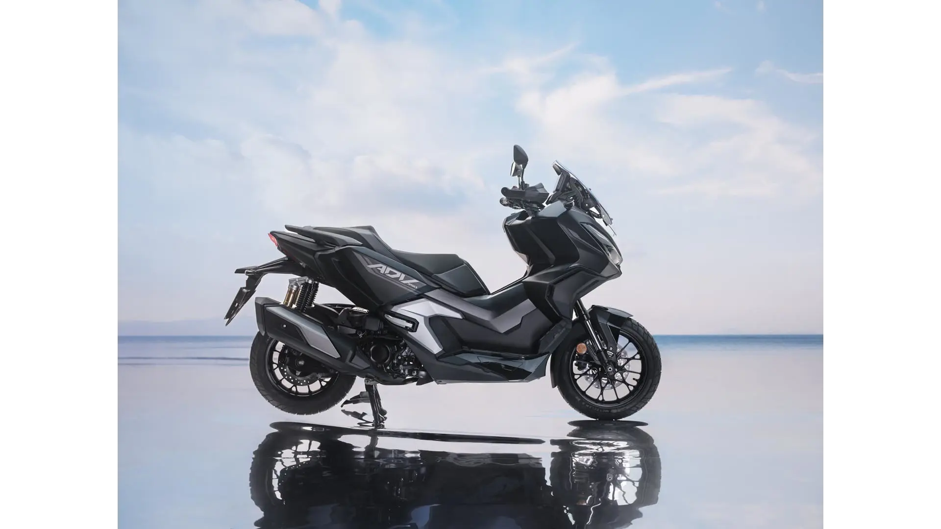 25YM ADV350 SE Location MAT COAL BLACK METALLIC 04.jpg