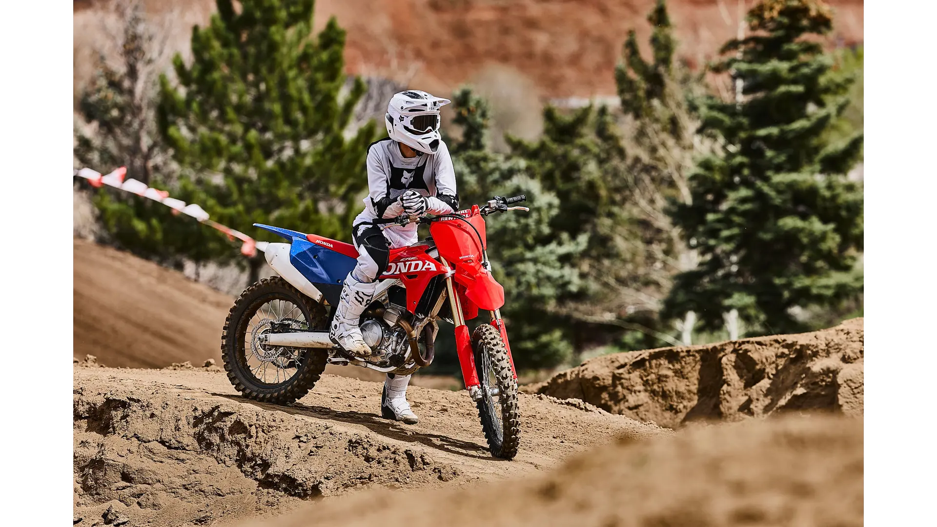 27YM_CRF450R_Location_Extreme_Red_Lifestyle_38220.jpg
