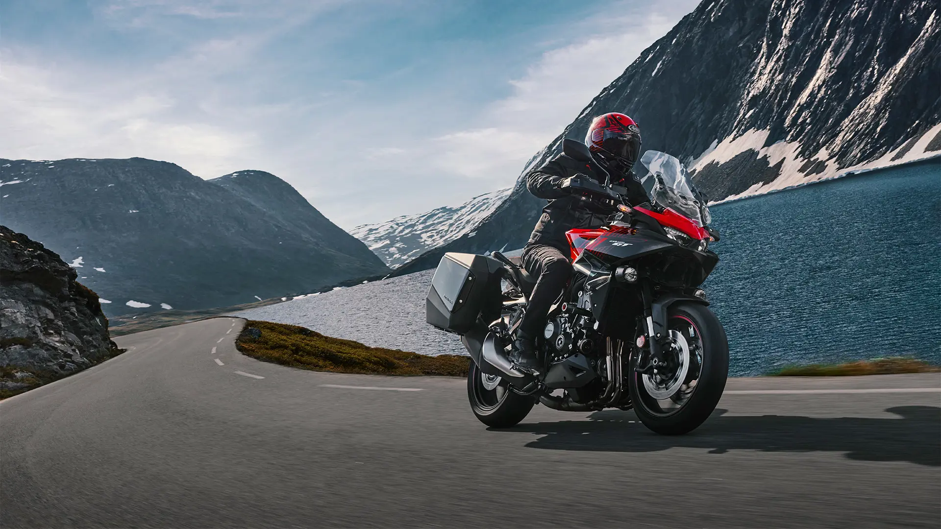 26YM CB1000GT LOCATION GRAND PRIX RED ACTION 01 0472.jpg