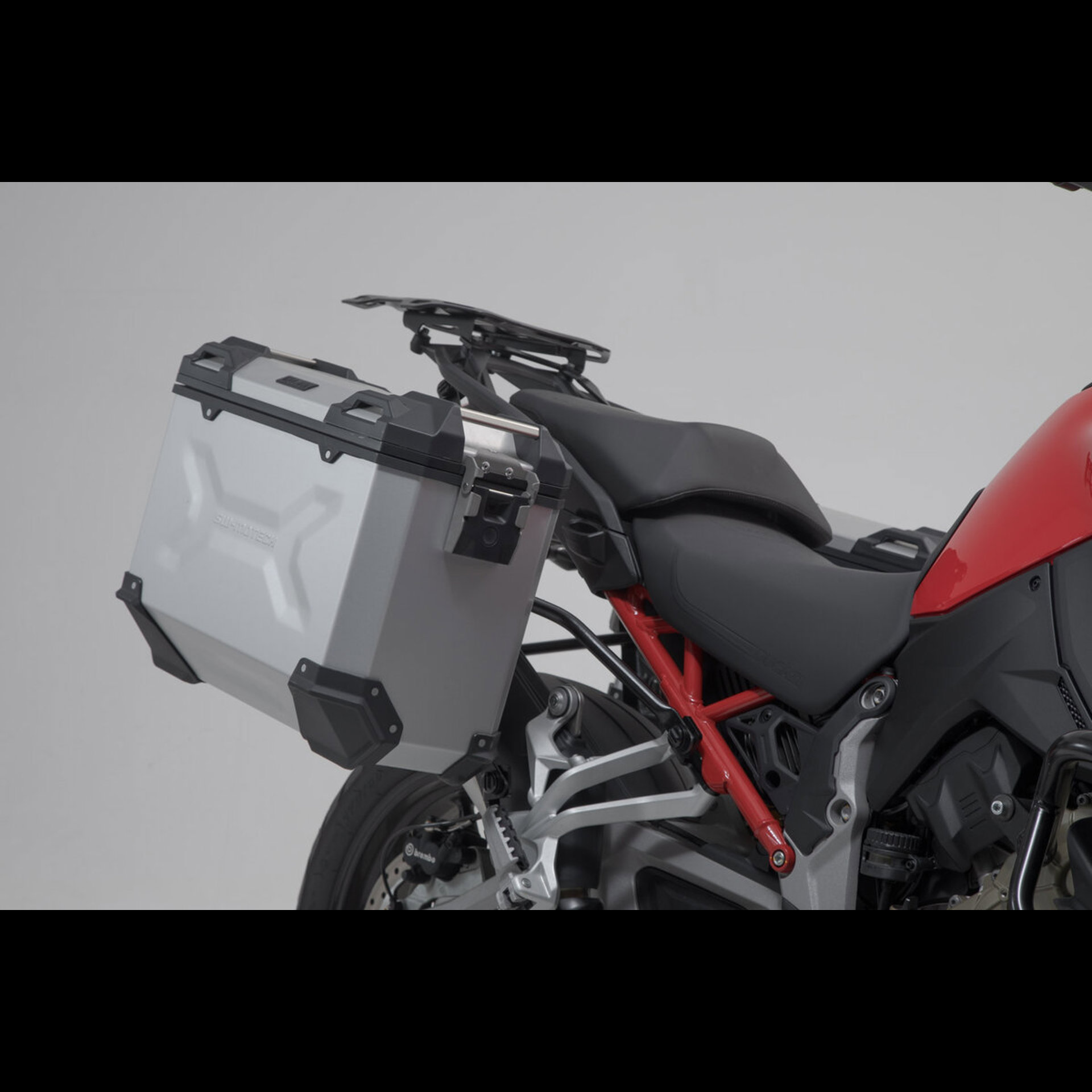 ADV.22.822.75000S 6.jpg