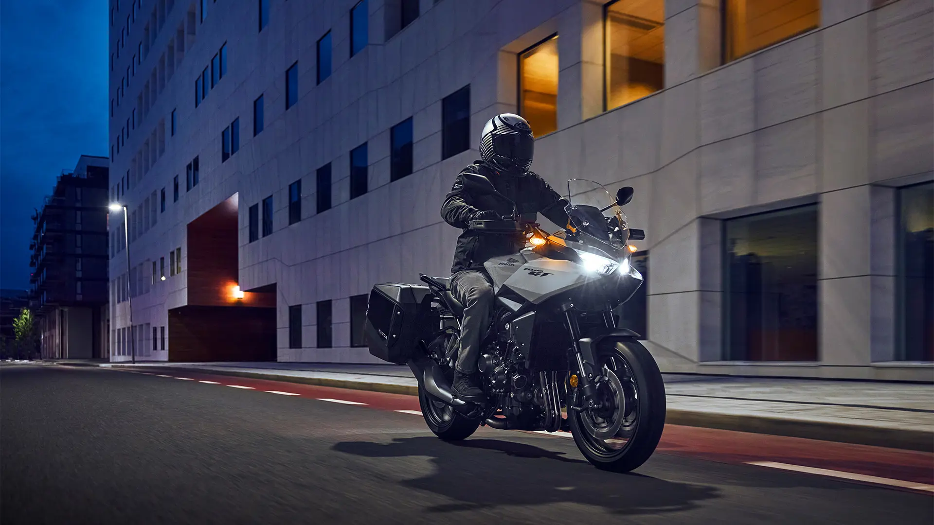 26YM CB1000GT LOCATION PEARL DEEP MUD GRAY ACTION 01 0046.jpg