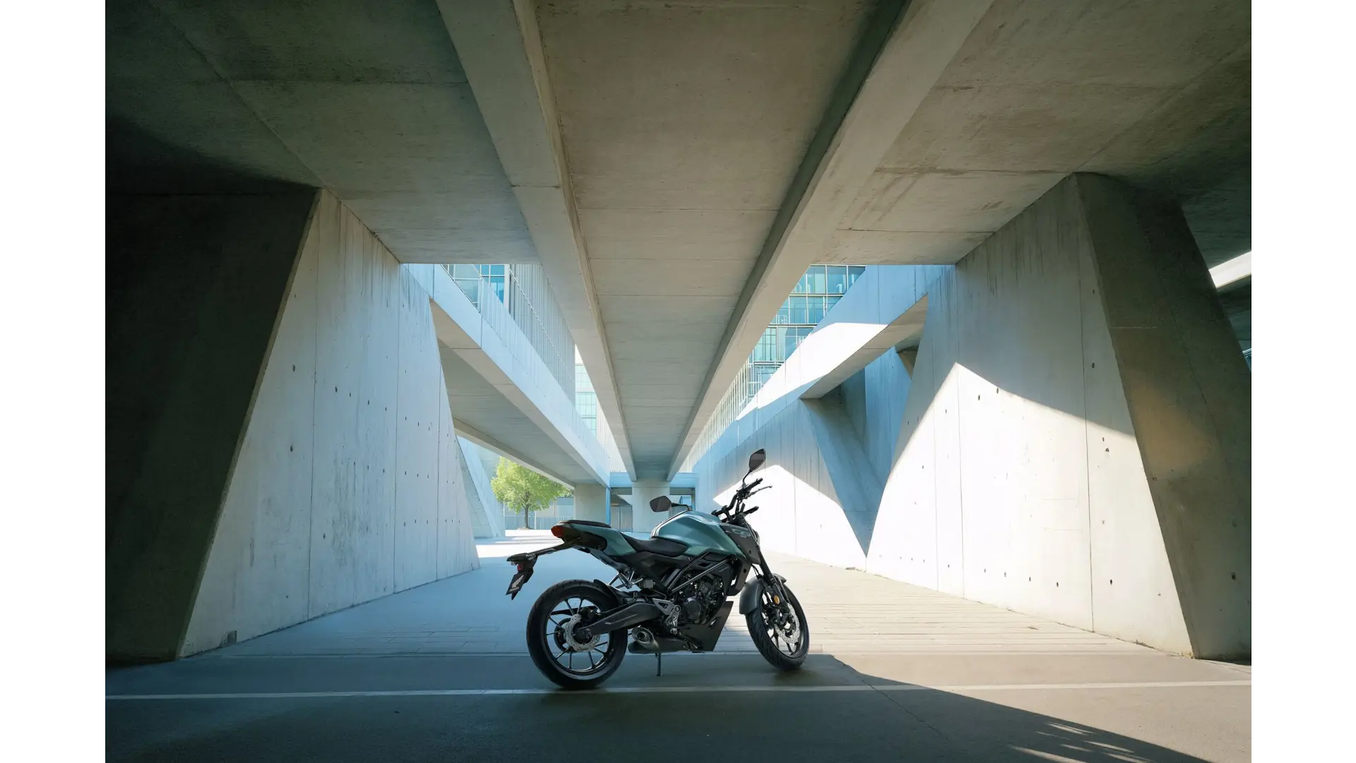 26YM_CB125R_Location_Static_Zefiro_Blue_Metallic_Sh02.jpg