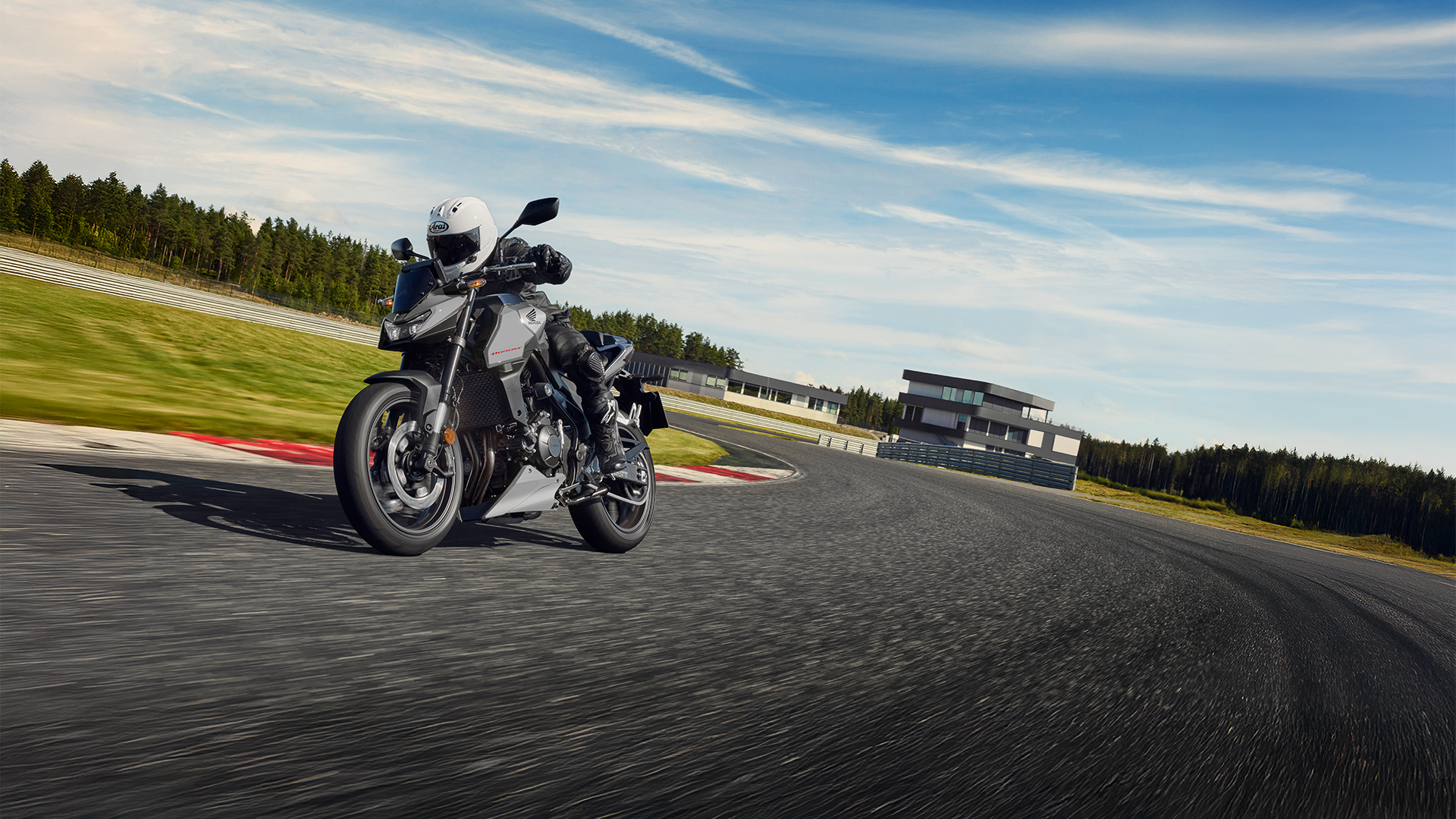 26YM CB750 Hornet Location Action 05 0432 WOLF SILVER.png
