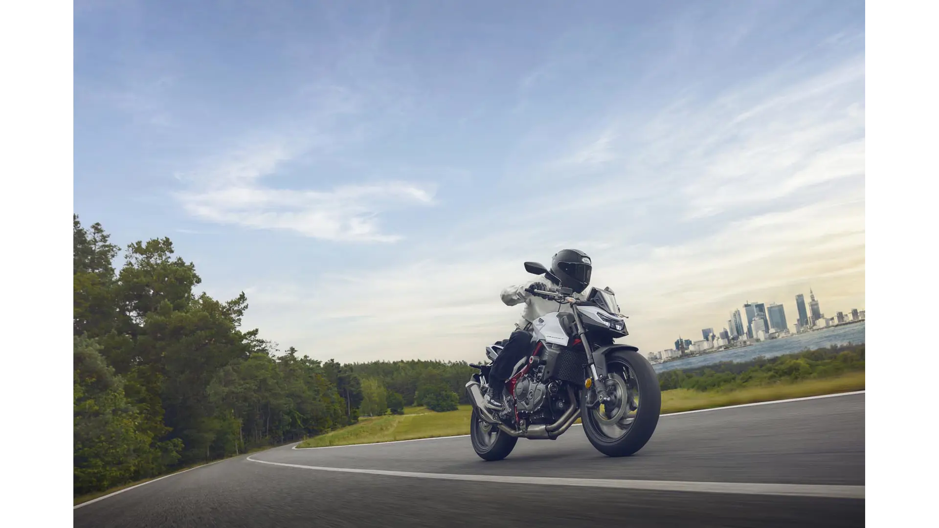 25YM CB750 Hornet Pearl Glare White Action 0127 KV.jpg