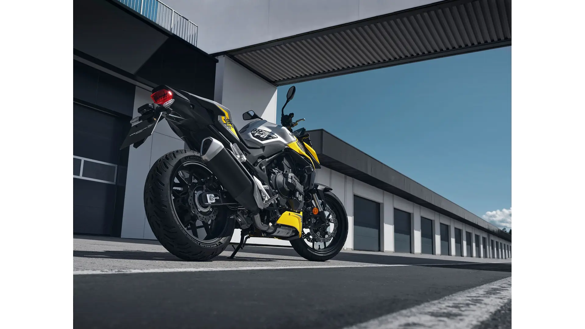 26YM_CB750_Hornet_Location_Static_05_0051.jpg