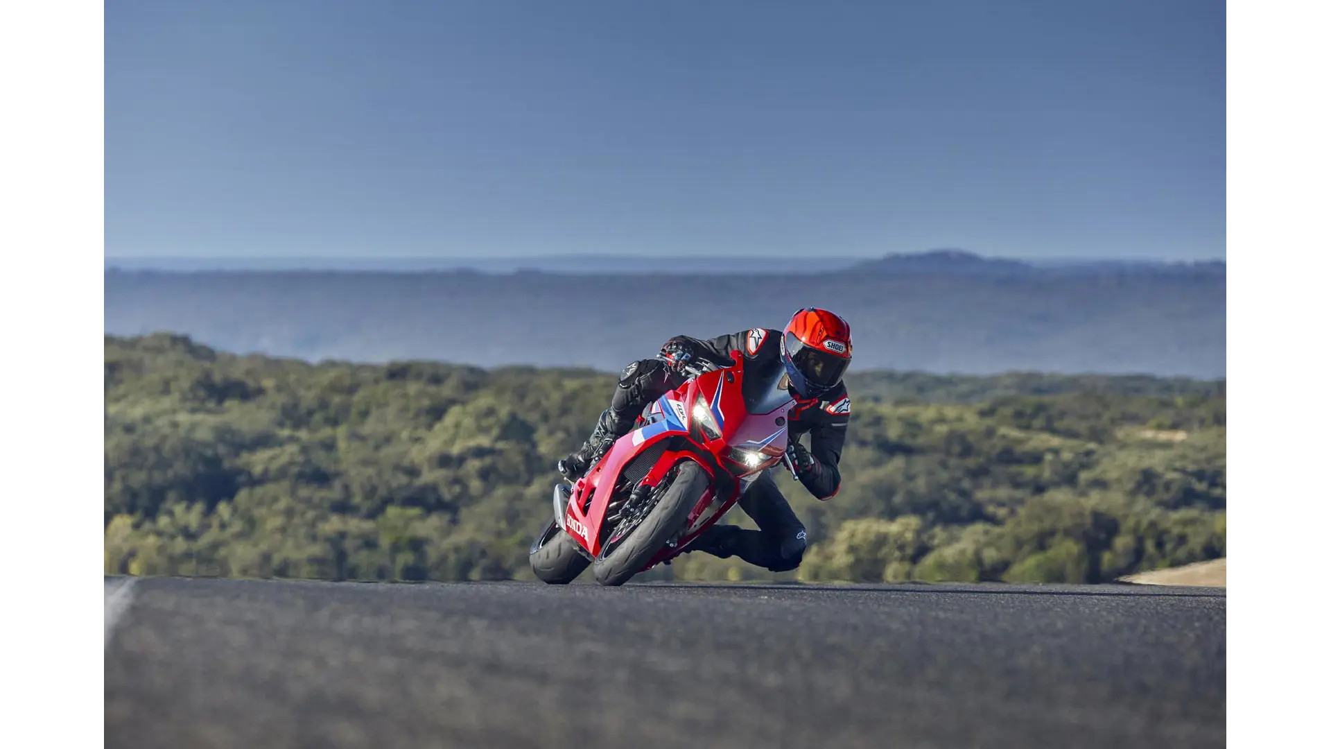 24YM CBR650R EC LOCATION Action 02 1453.jpg