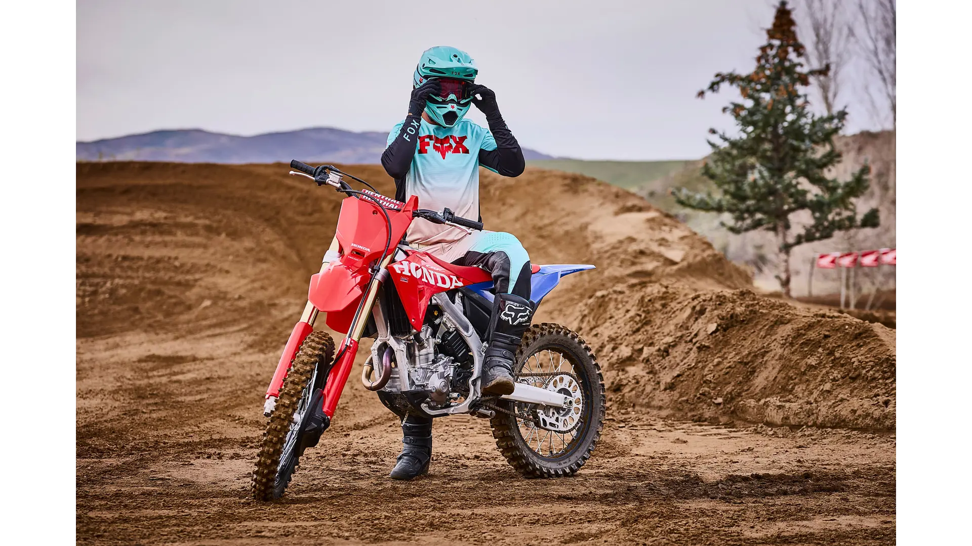 27YM_CRF250R_Location_Extreme_Red_Lifestyle_19792.jpg