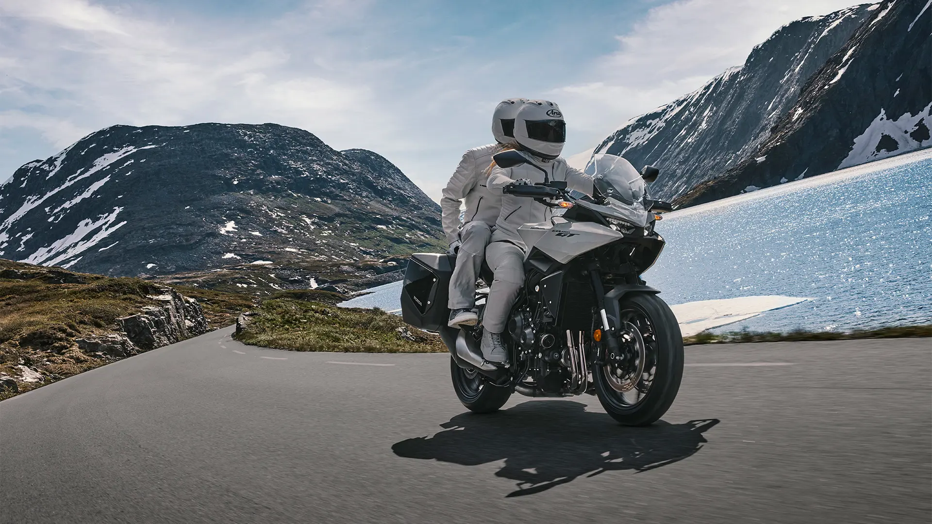 26YM CB1000GT LOCATION PEARL DEEP MUD GRAY ACTION 06 0073.jpg