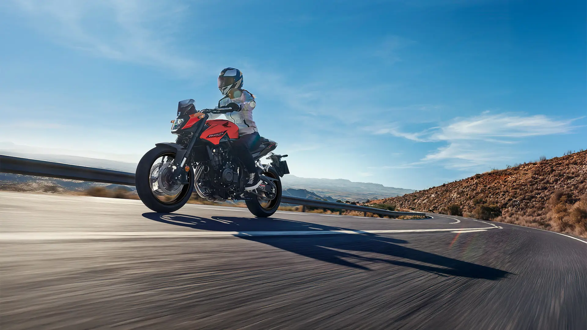 26YM CB500 Hornet Location Action 01 0541 Redigeret.jpg
