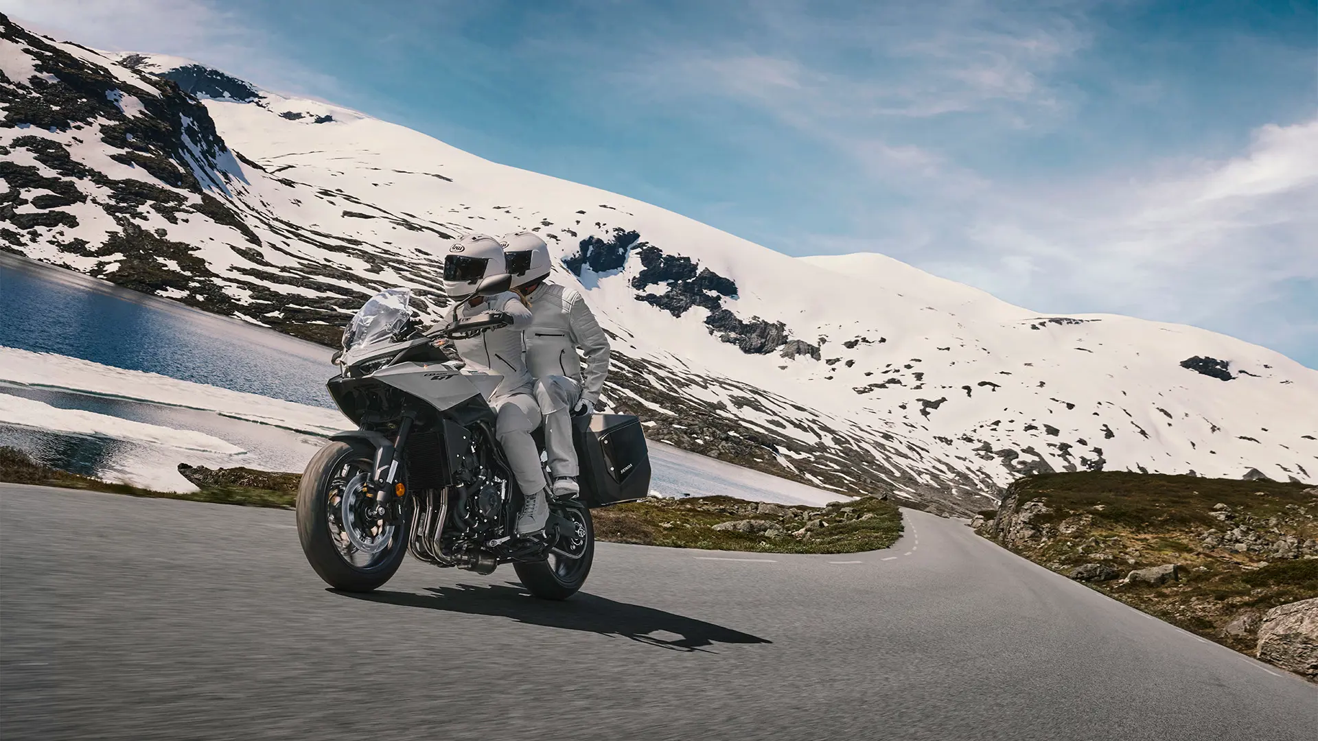 26YM CB1000GT LOCATION PEARL DEEP MUD GRAY ACTION 06 0466.jpg