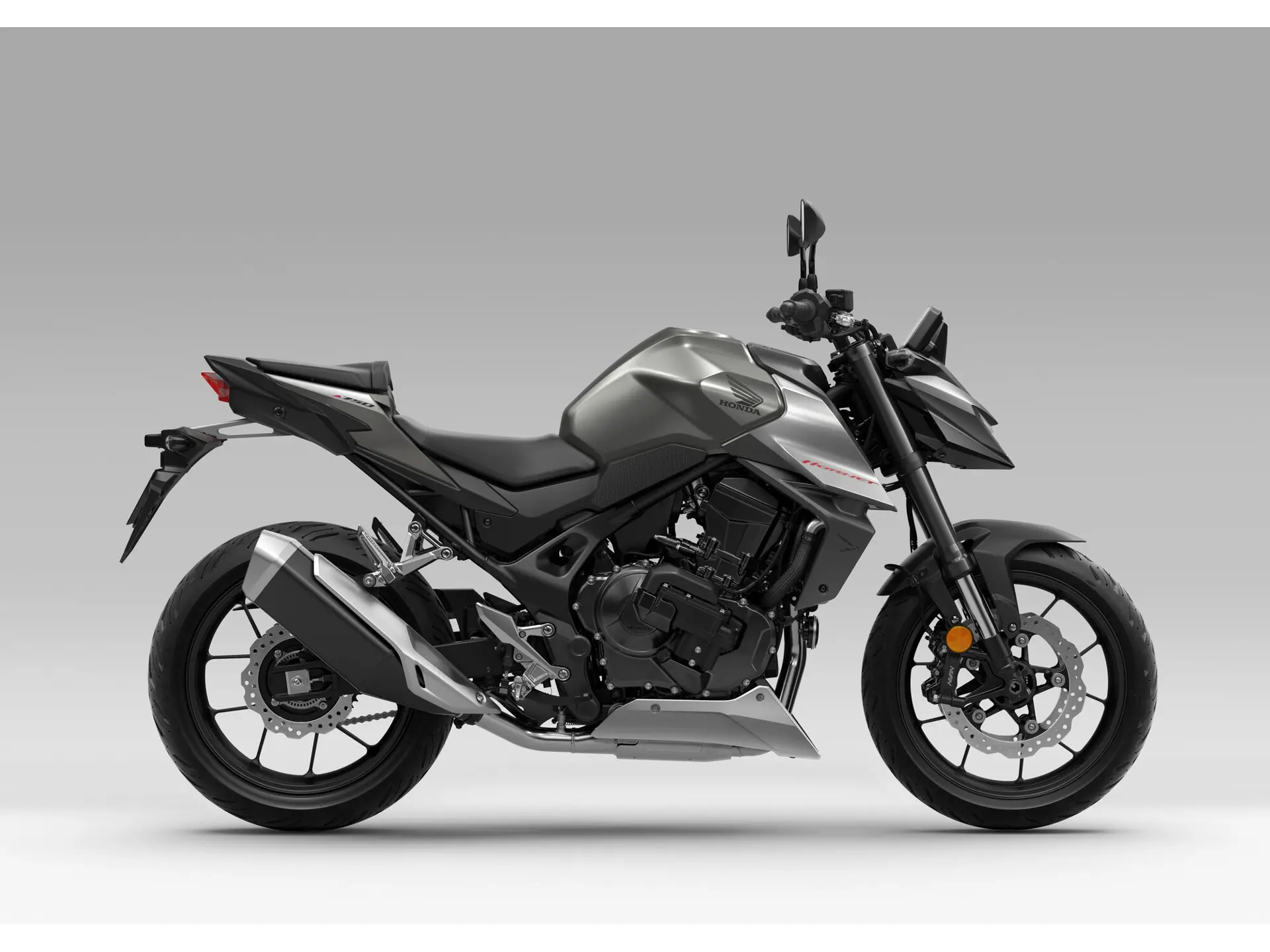 26YM_CB750_Hornet_E-Clutch_Studio_NH-D19M_Wolf_Silver_Metallic_RHS.jpg