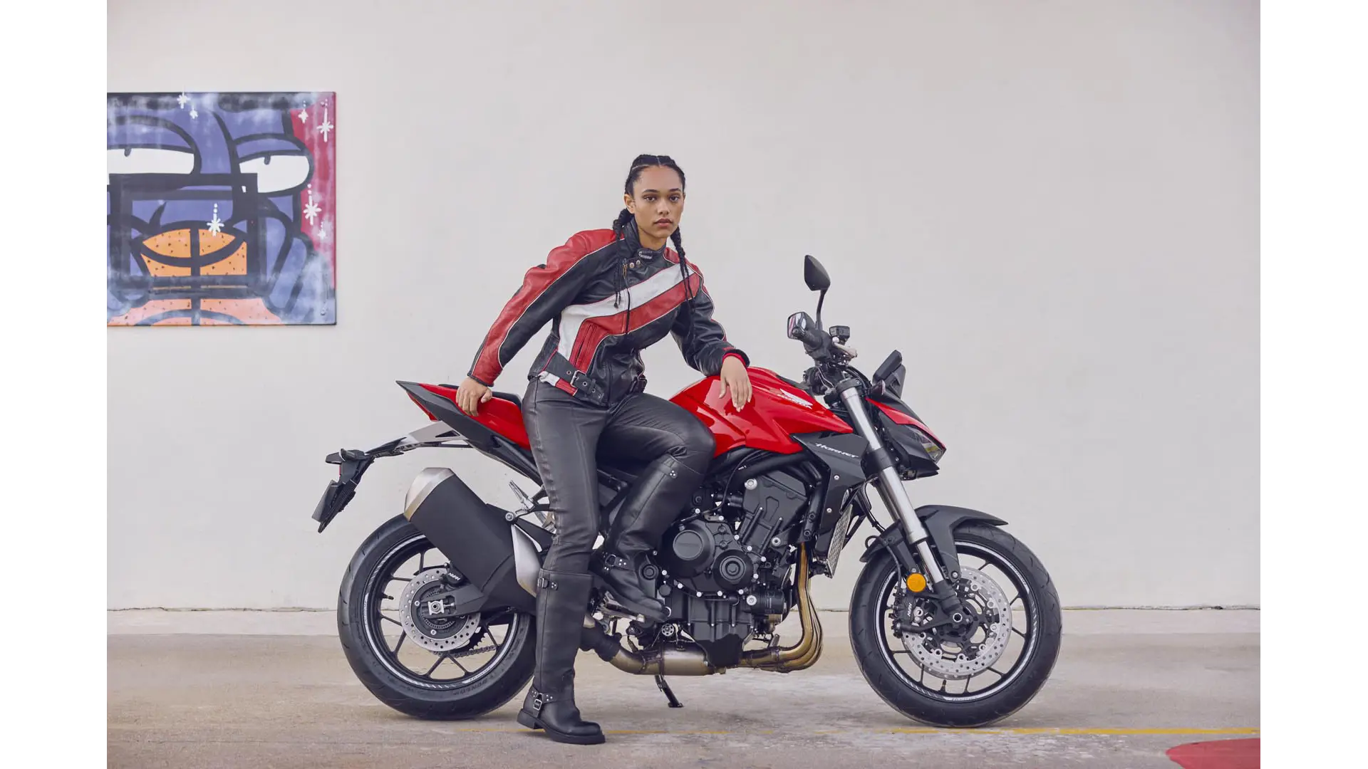 25YM CB1000 Hornet STD Location Lifestyle 0022.jpg