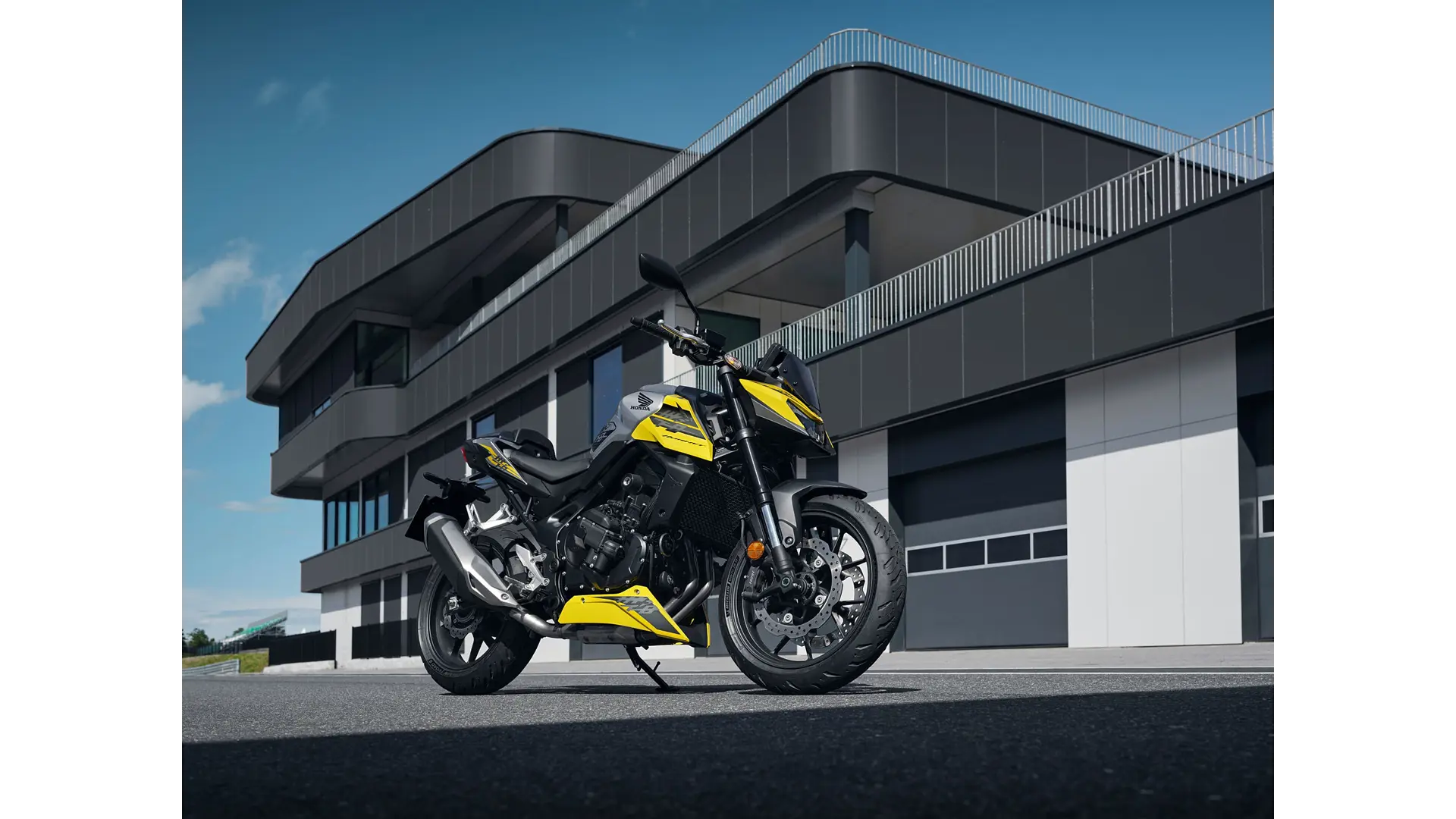 26YM_CB750_Hornet_Location_Static_05_0111.jpg