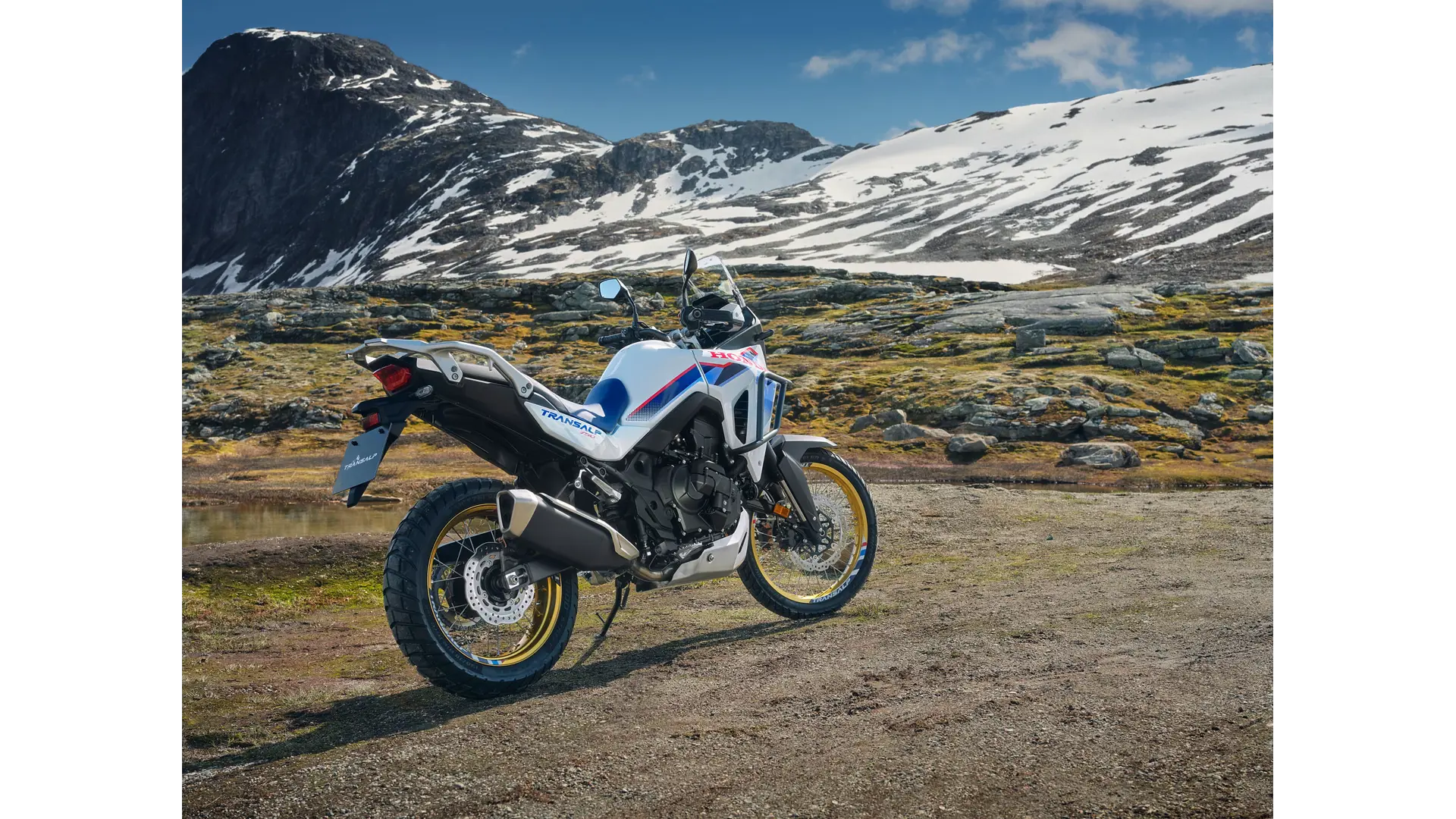 26YM_XL750_Transalp_Location_Static_02_0032.jpg