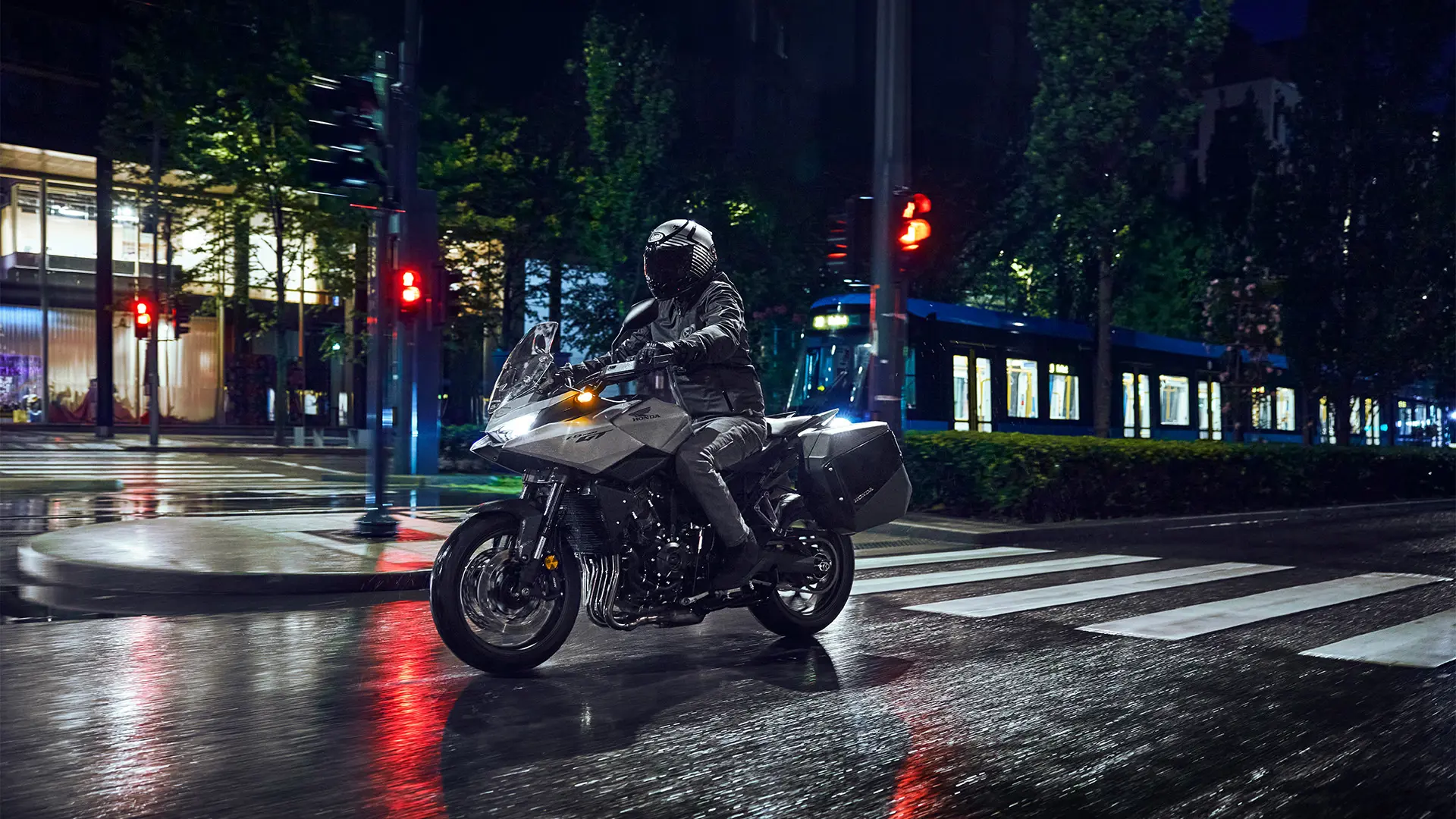 26YM CB1000GT LOCATION PEARL DEEP MUD GRAY ACTION 02 0399.jpg