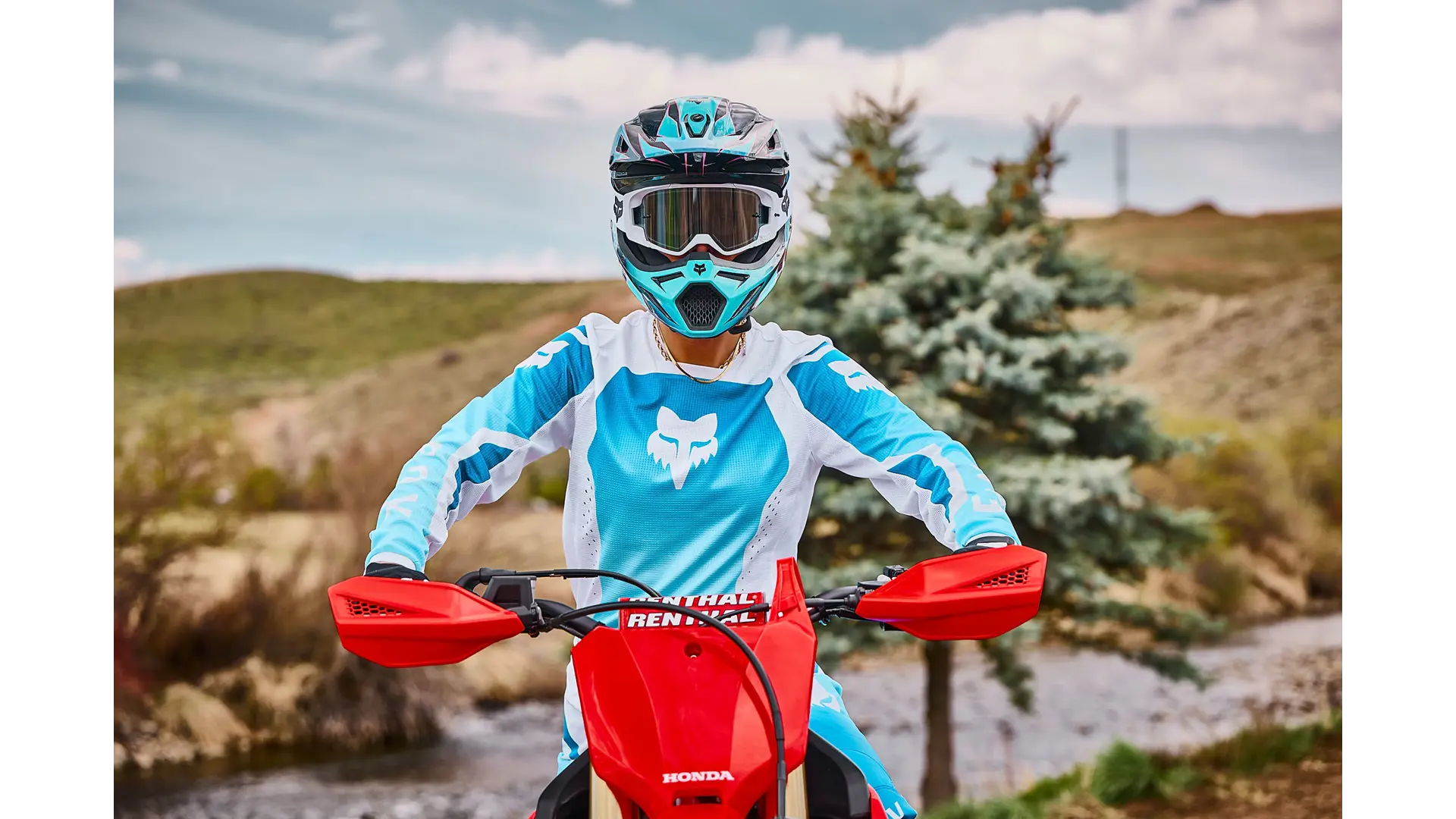 27YM_CRF250RX_Location_Extreme_Red_Lifestyle_01615.jpg