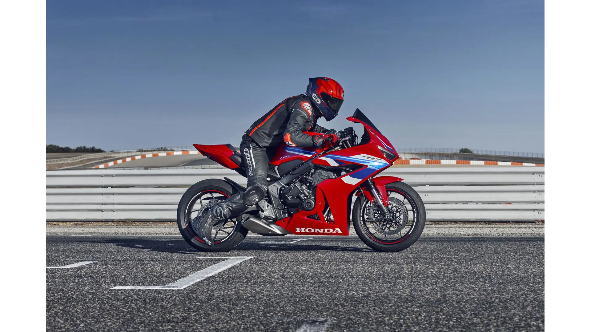 24YM CBR650R EC LOCATION Action 02 1681.jpg